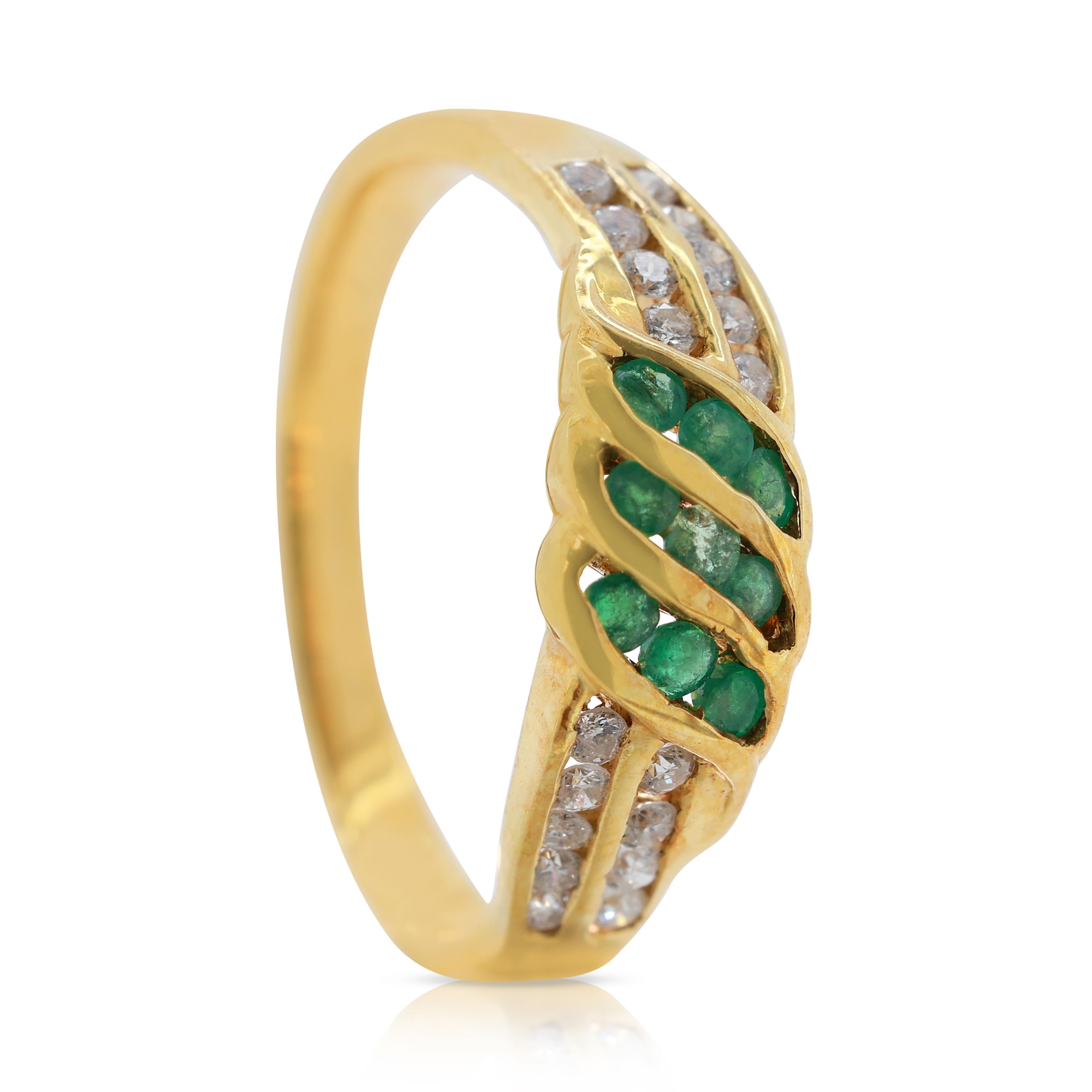 Taille ronde Superbe bague en or jaune 18 carats, émeraude 0,26 carat et diamants en vente