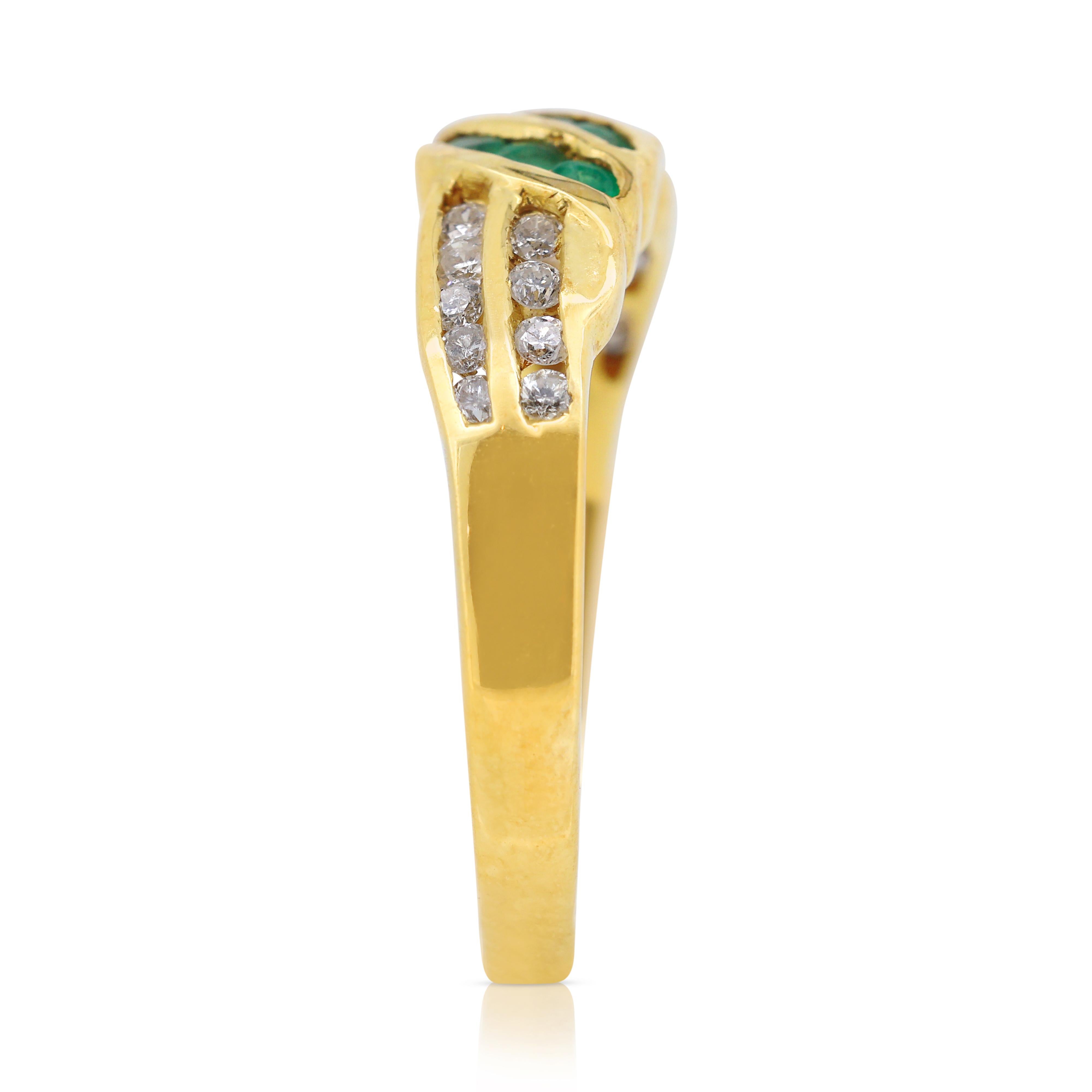 Superbe bague en or jaune 18 carats, émeraude 0,26 carat et diamants Neuf - En vente à רמת גן, IL