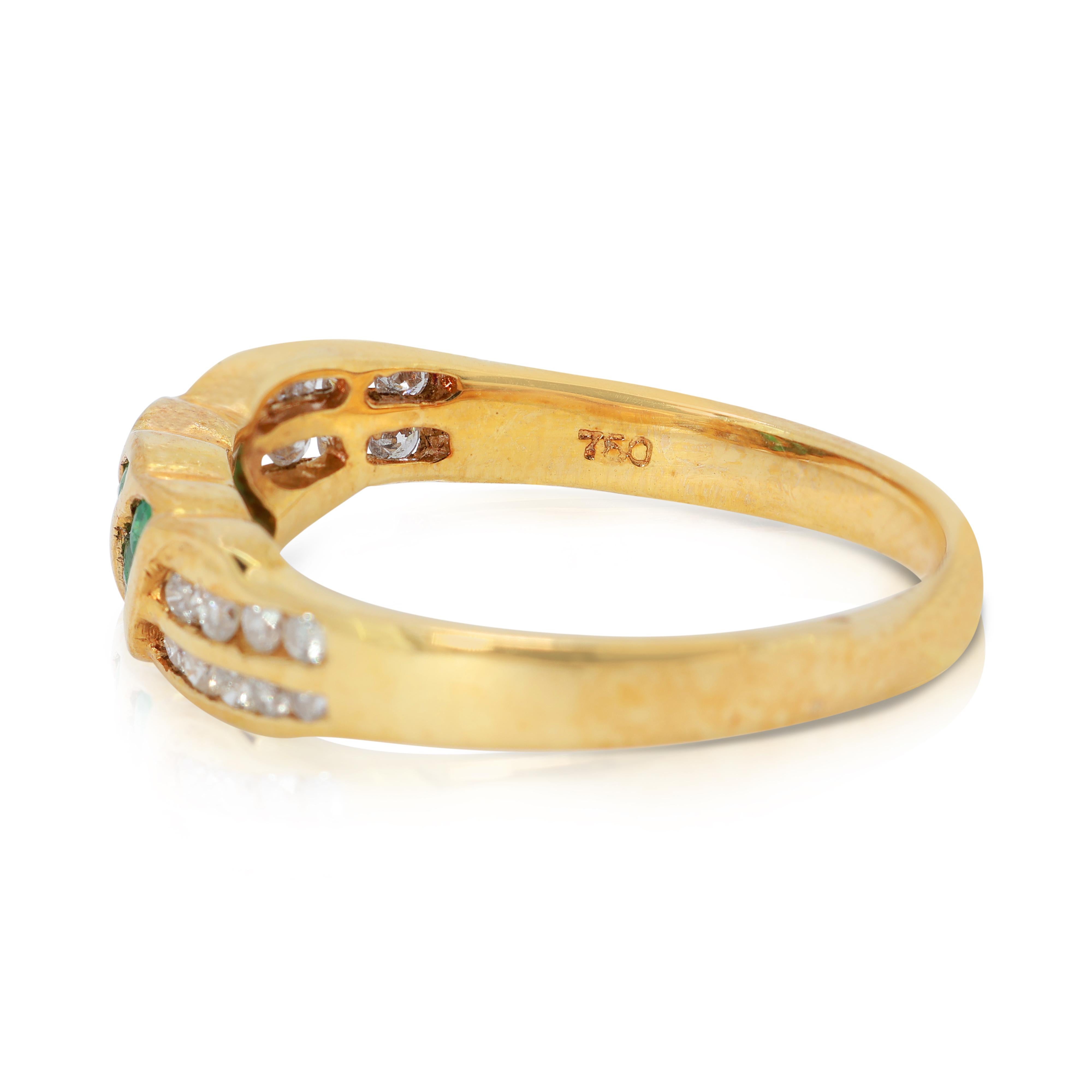 Superbe bague en or jaune 18 carats, émeraude 0,26 carat et diamants Pour femmes en vente