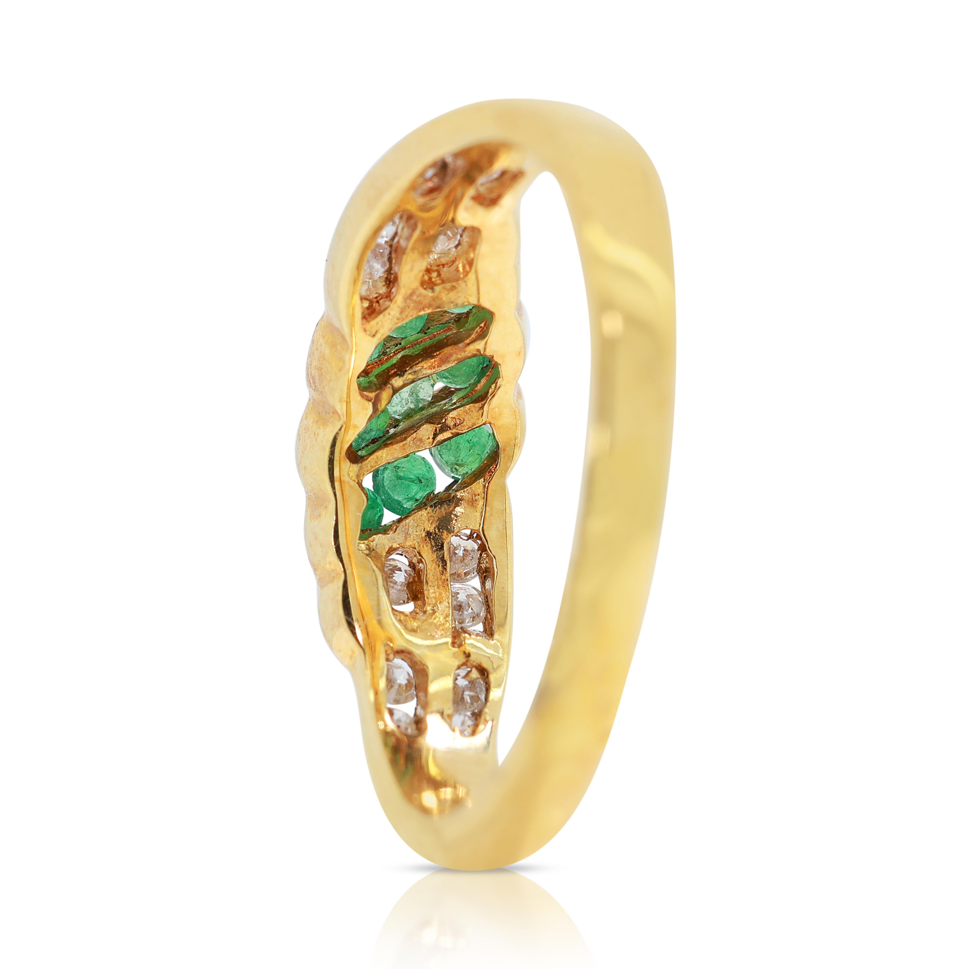 Superbe bague en or jaune 18 carats, émeraude 0,26 carat et diamants en vente 1