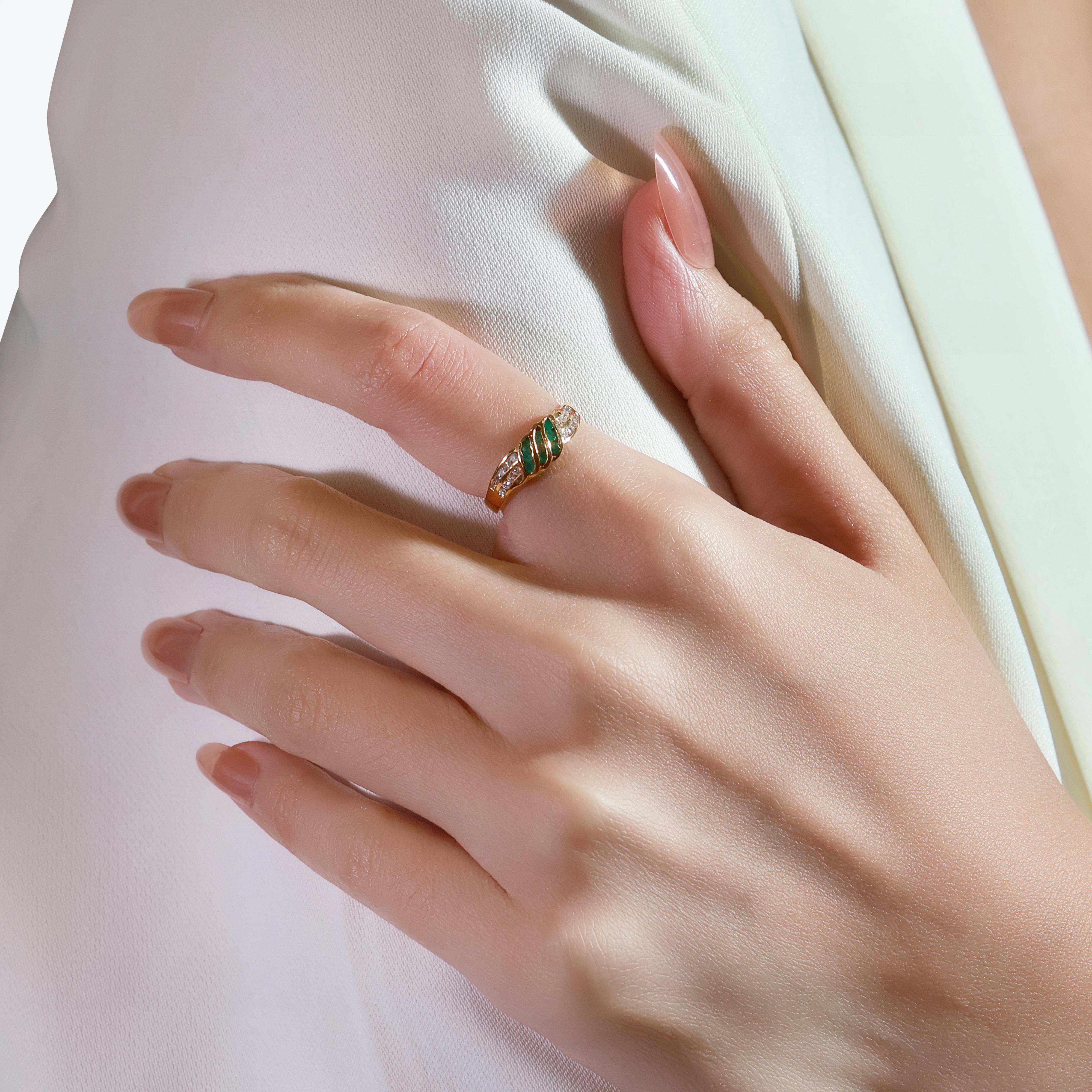 Superbe bague en or jaune 18 carats, émeraude 0,26 carat et diamants en vente 3