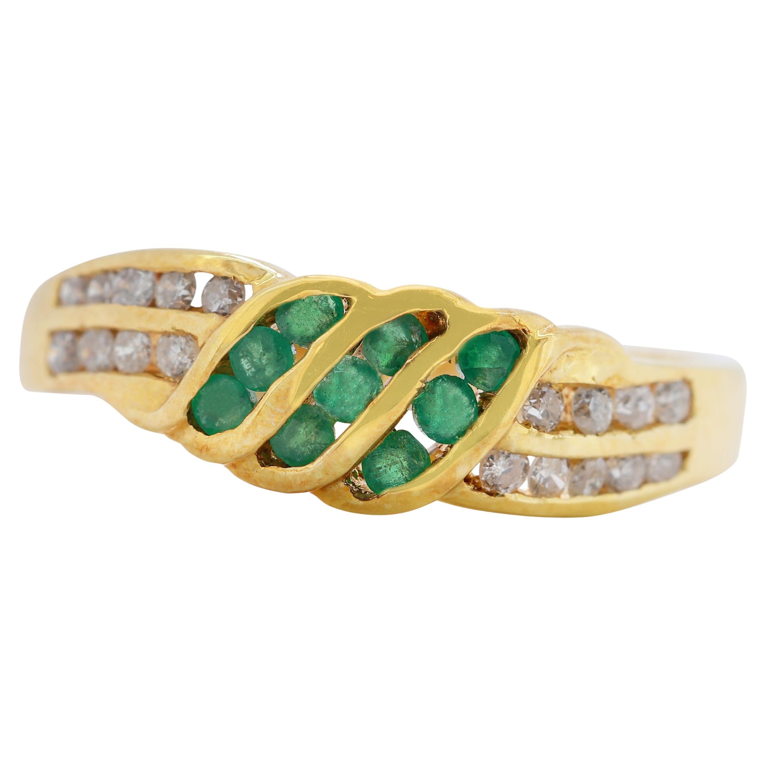 Stunning 0.26ct Emerald and Diamonds Ring in 18K Yellow Gold