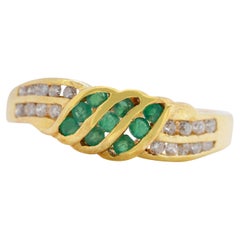 Stunning 0.26ct Emerald and Diamonds Ring in 18K Yellow Gold