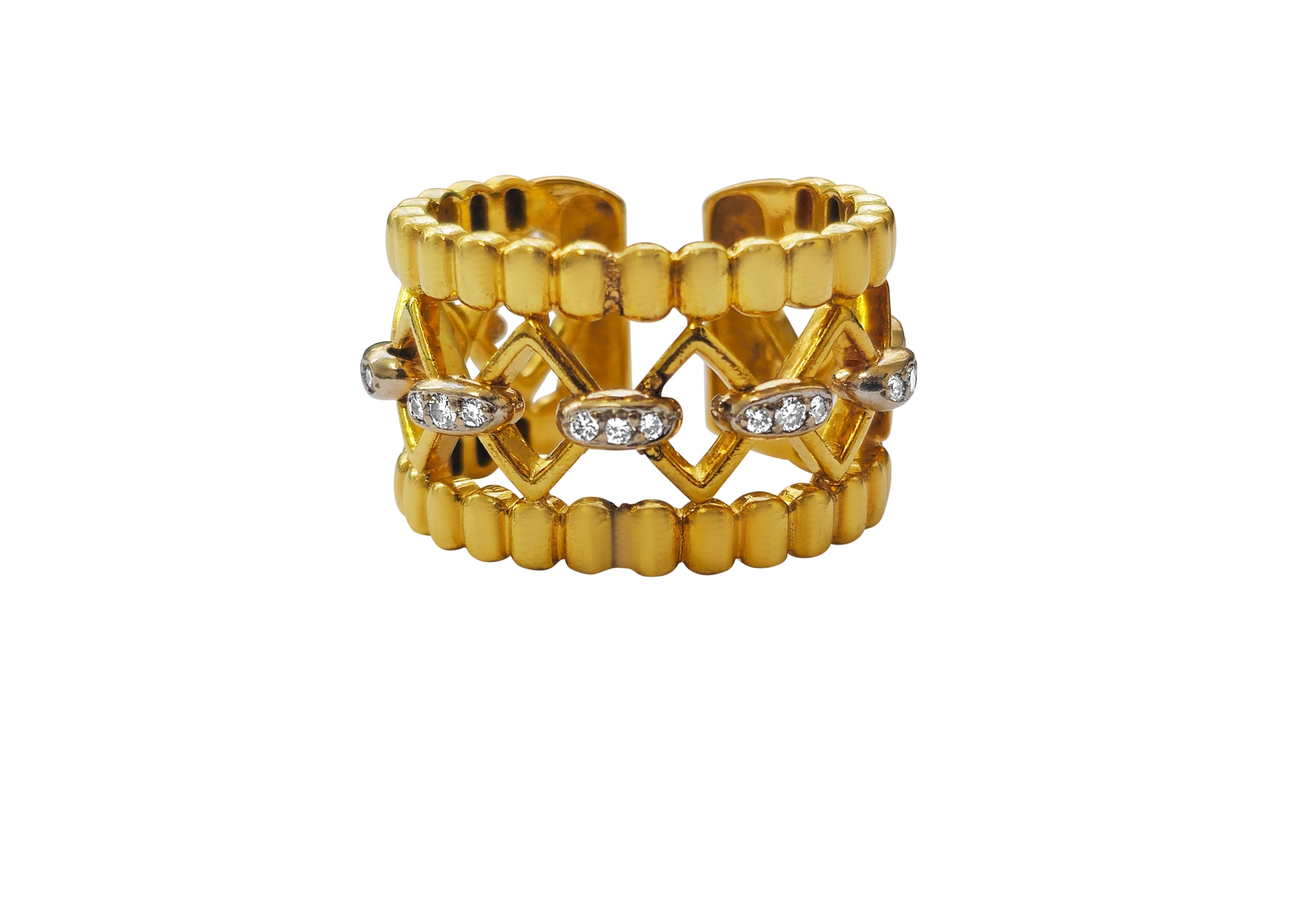 Discover elegance with this substantial 18k gold piece, weighing 15.4 grams, designed for a US size 8.5 finger. The 0.30 carats of diamonds, with SI2 clarity and G color, add a touch of sparkle and sophistication. Ideal for those seeking a bold and