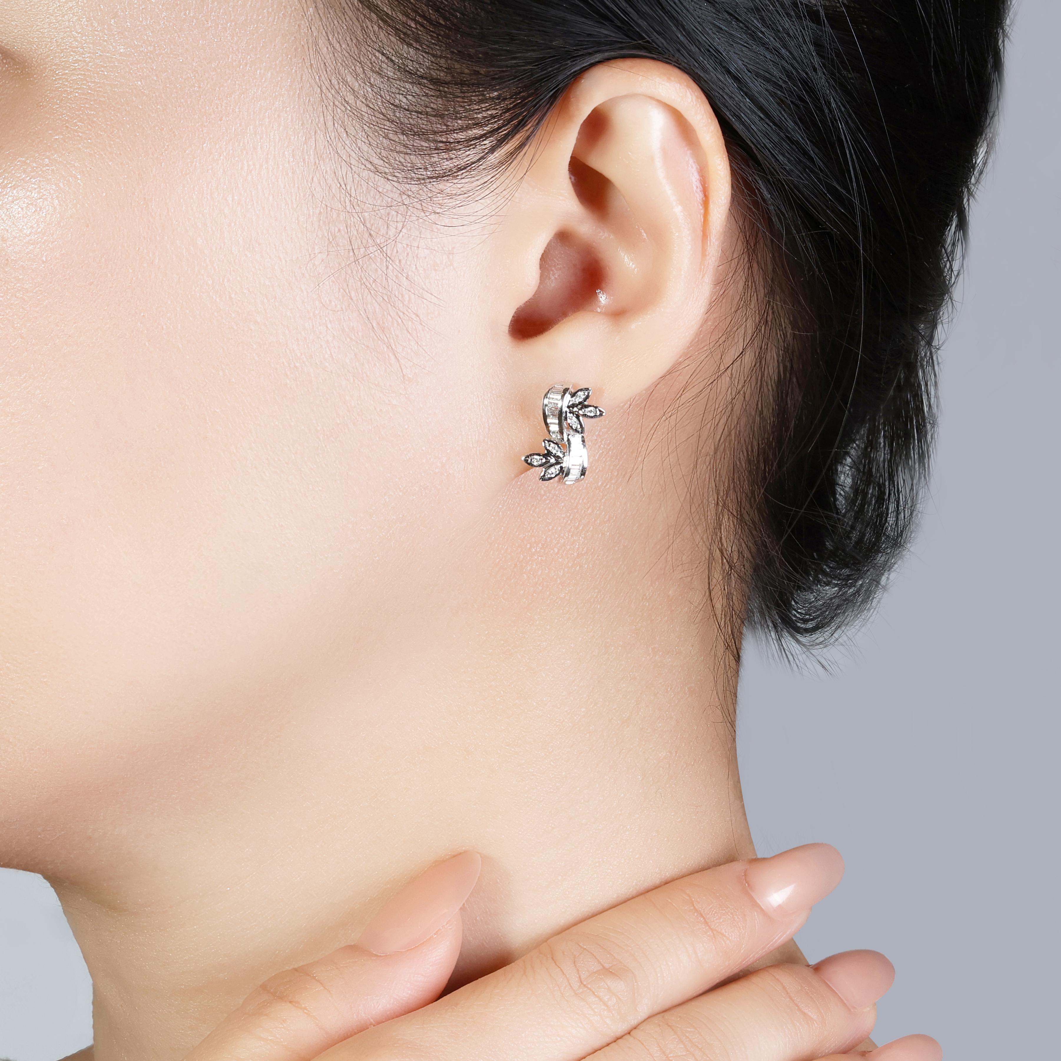Stunning 0.32ct Natural Diamond Earrings in 18K White Gold For Sale 4