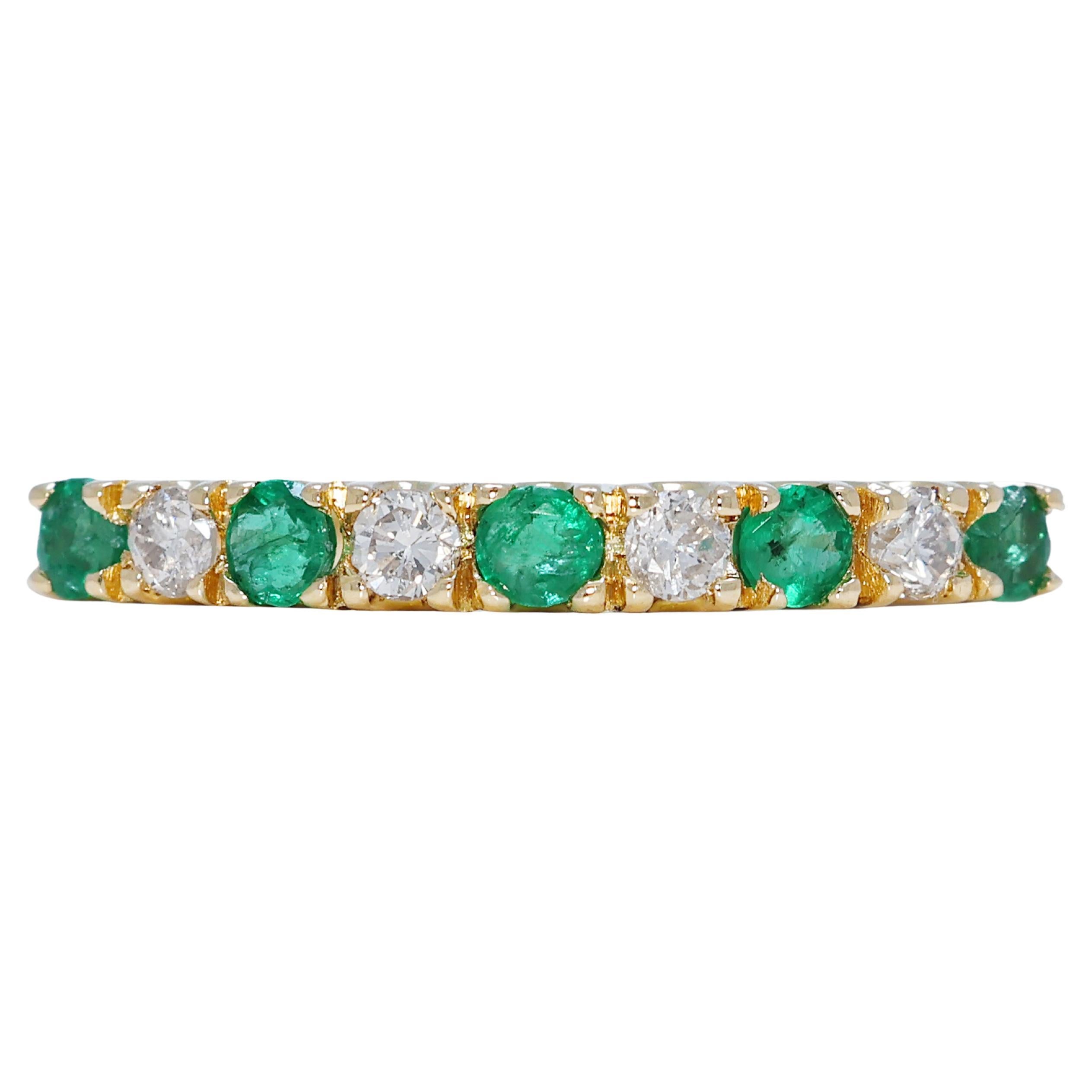 Stunning 0.37ct Emerald and Diamond Alternating Ring in 18k Yellow Gold For Sale