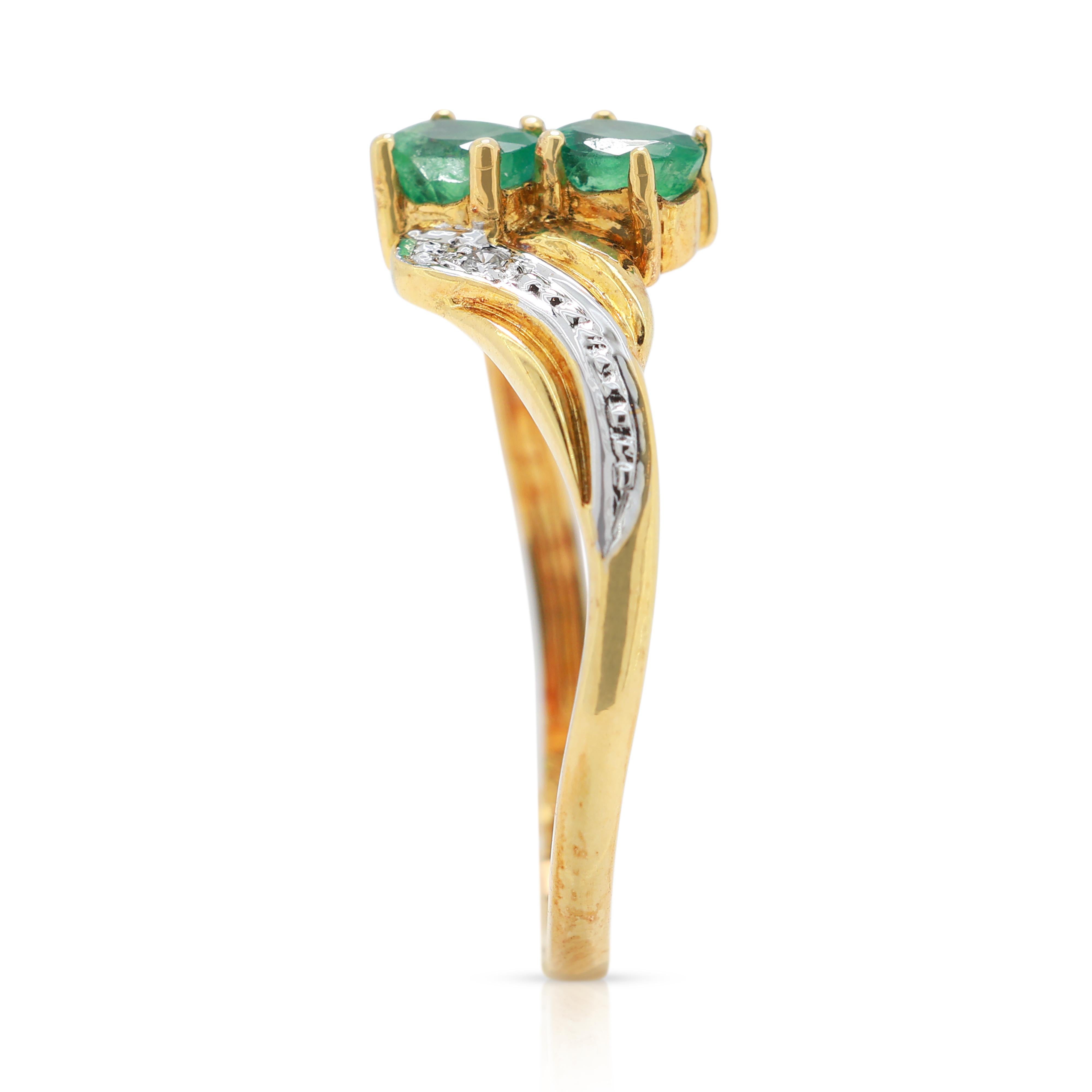 Superbe bague en or jaune 18 carats, émeraude 0,42 carat et diamants Neuf - En vente à רמת גן, IL