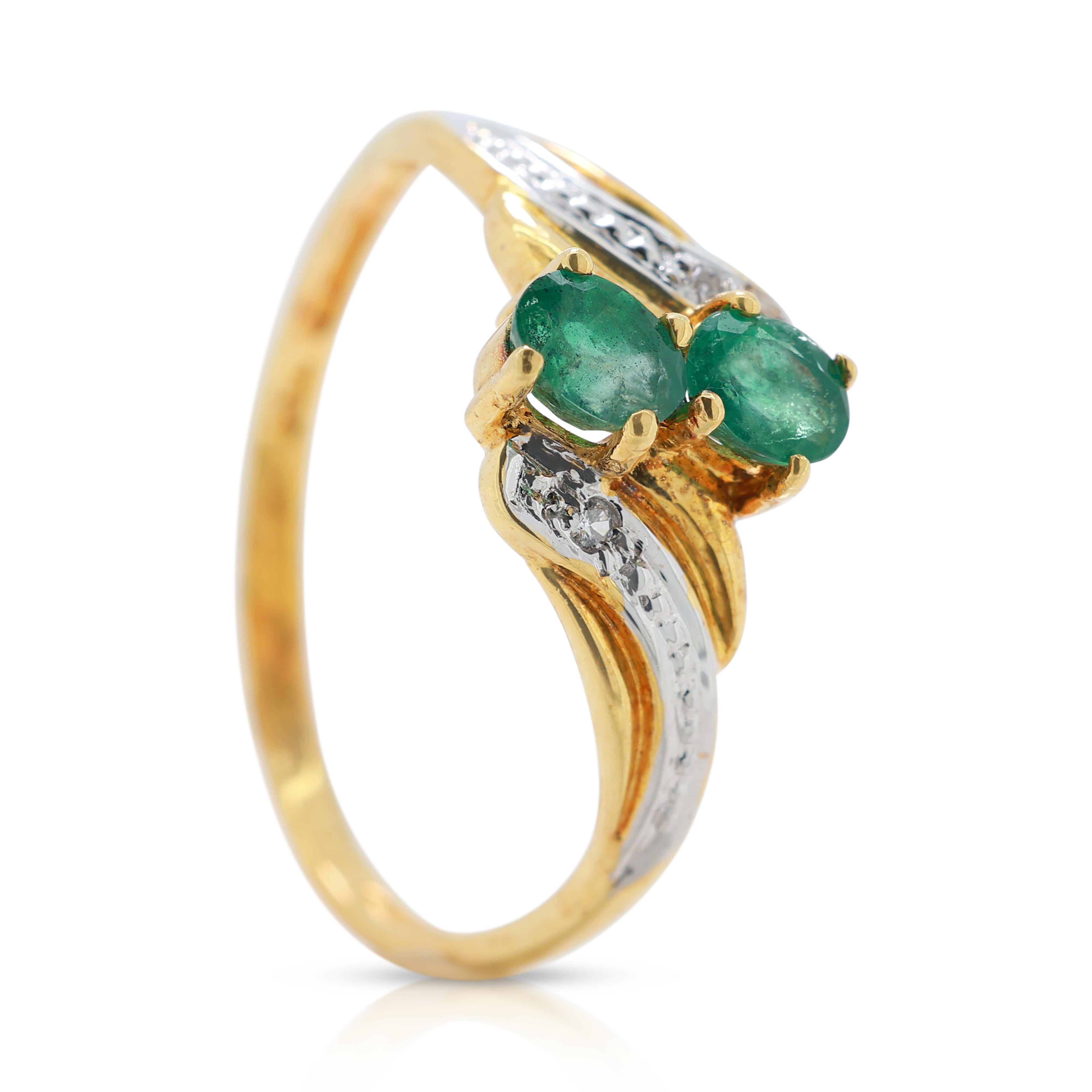 Superbe bague en or jaune 18 carats, émeraude 0,42 carat et diamants Pour femmes en vente