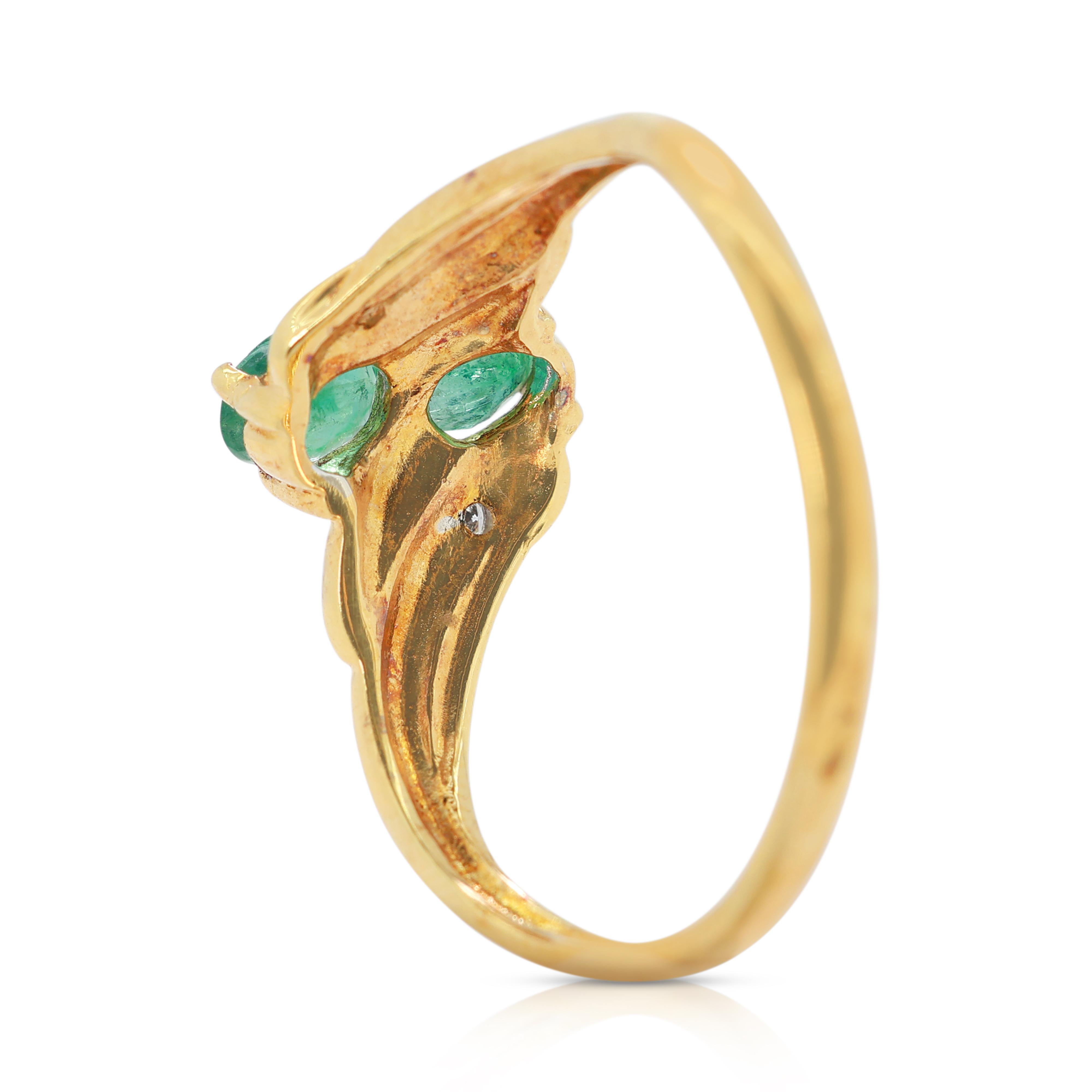 Superbe bague en or jaune 18 carats, émeraude 0,42 carat et diamants en vente 1