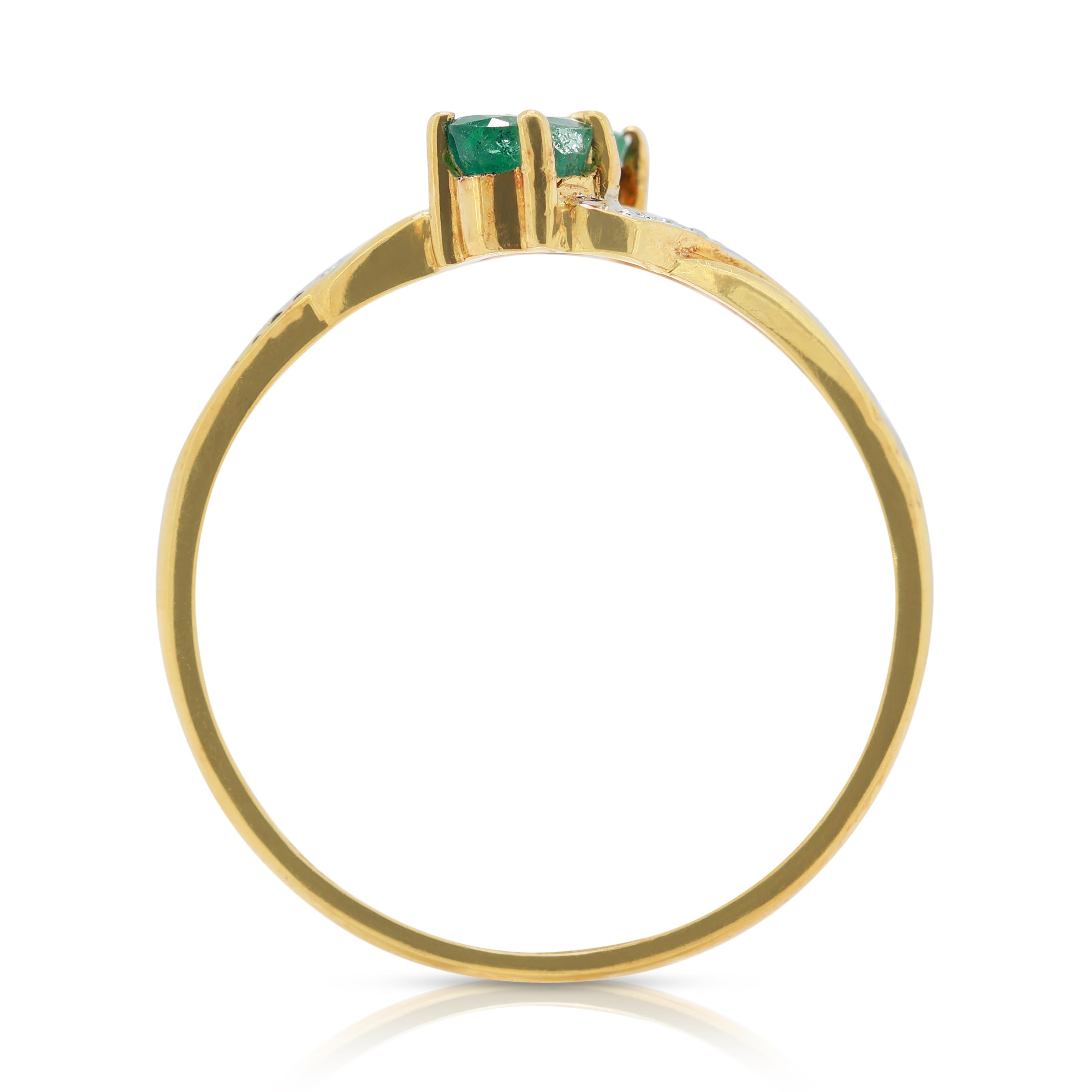 Superbe bague en or jaune 18 carats, émeraude 0,42 carat et diamants en vente 2