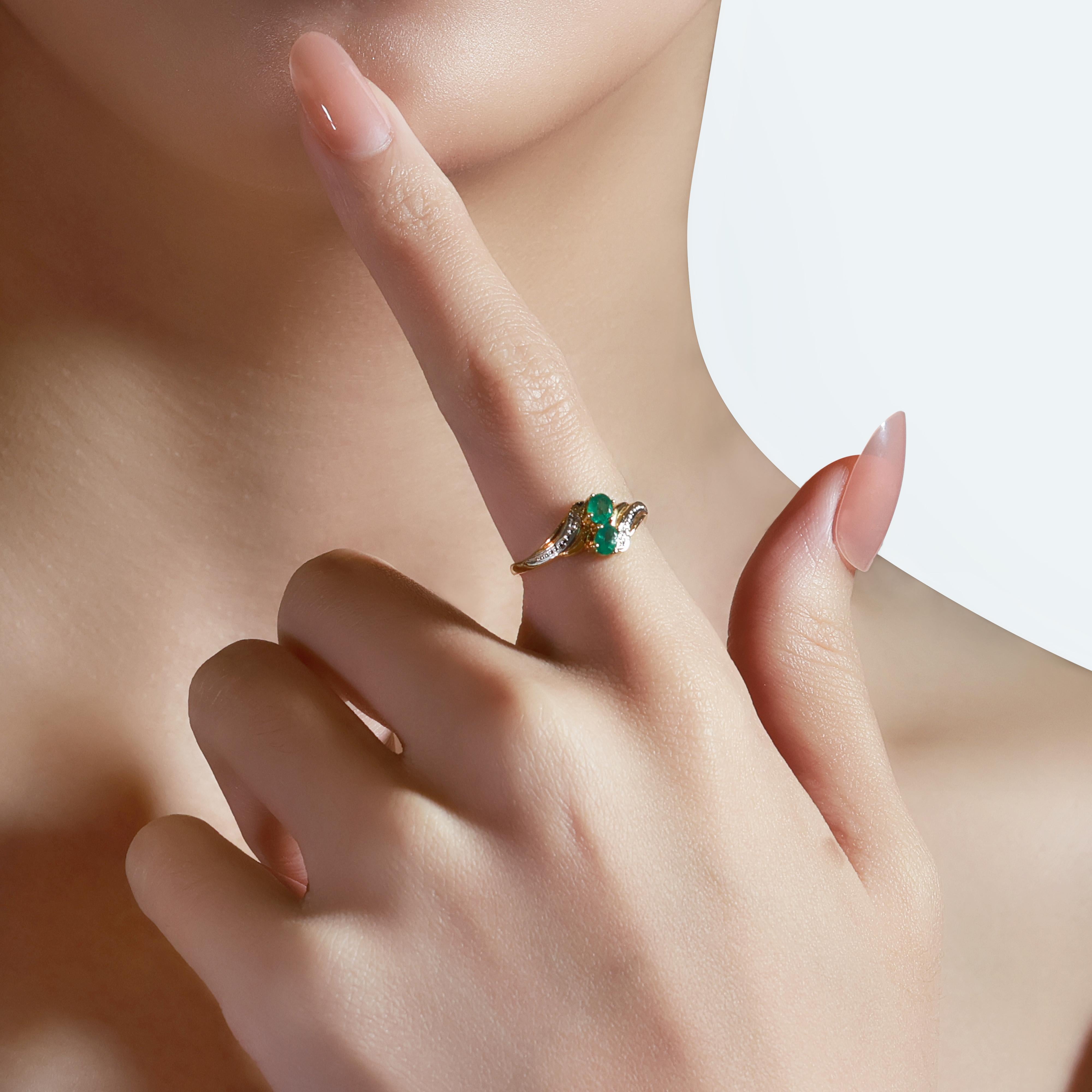 Superbe bague en or jaune 18 carats, émeraude 0,42 carat et diamants en vente 3