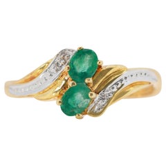 Superbe bague en or jaune 18 carats, émeraude 0,42 carat et diamants