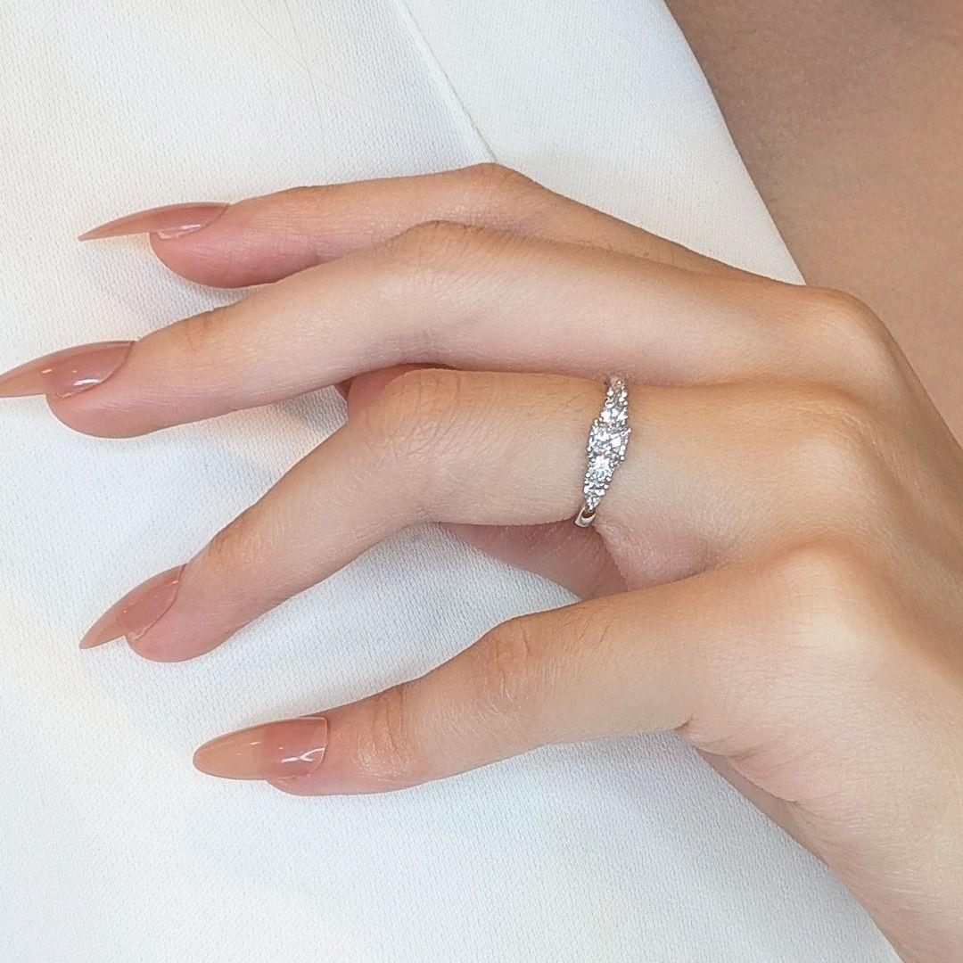 Women's Stunning 0.45ct Natural Diamonds Ring in 18K White Gold For Sale