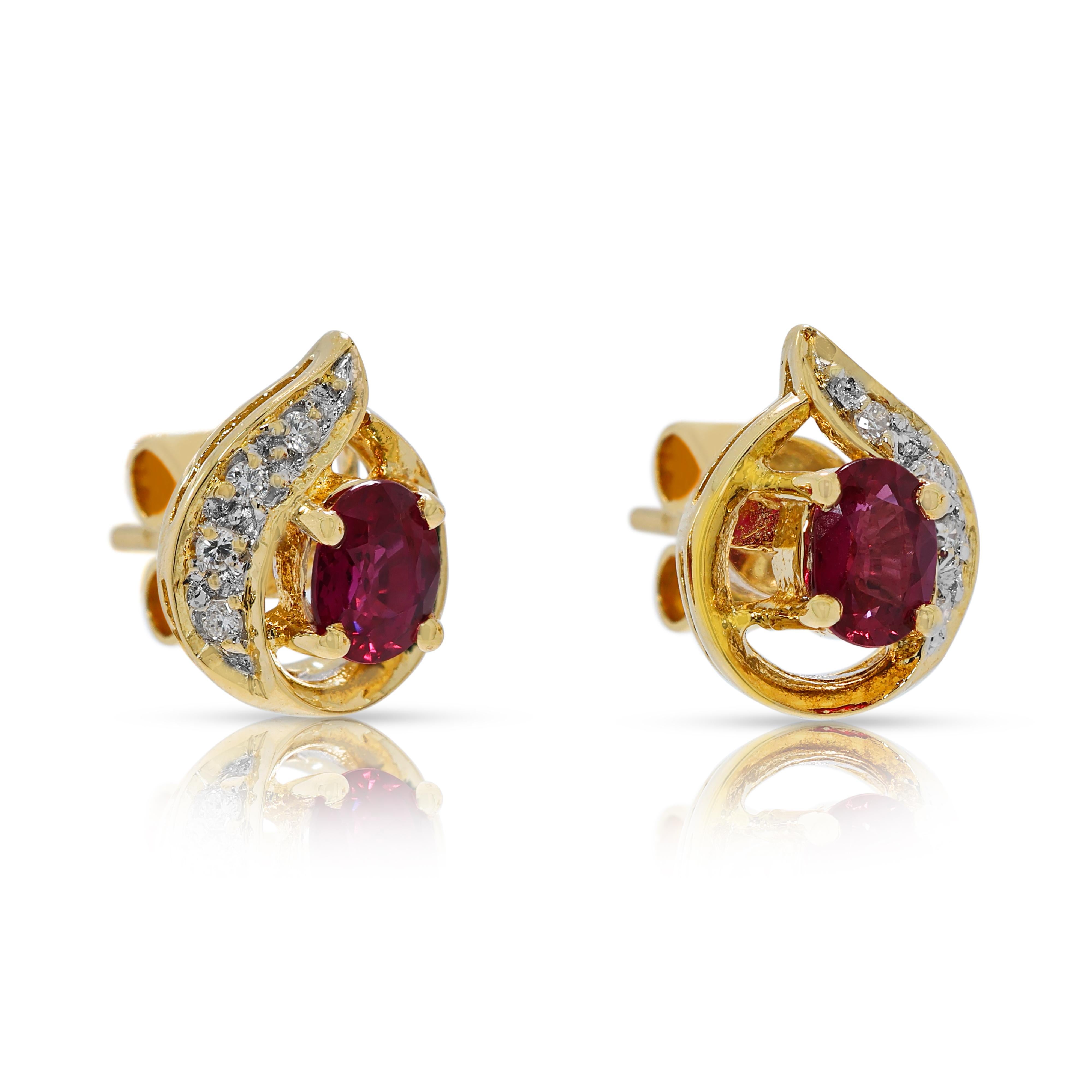 Taille ovale Stunning 0.46ct Ruby & Diamond Stud Earrings in 18K Yellow Gold en vente