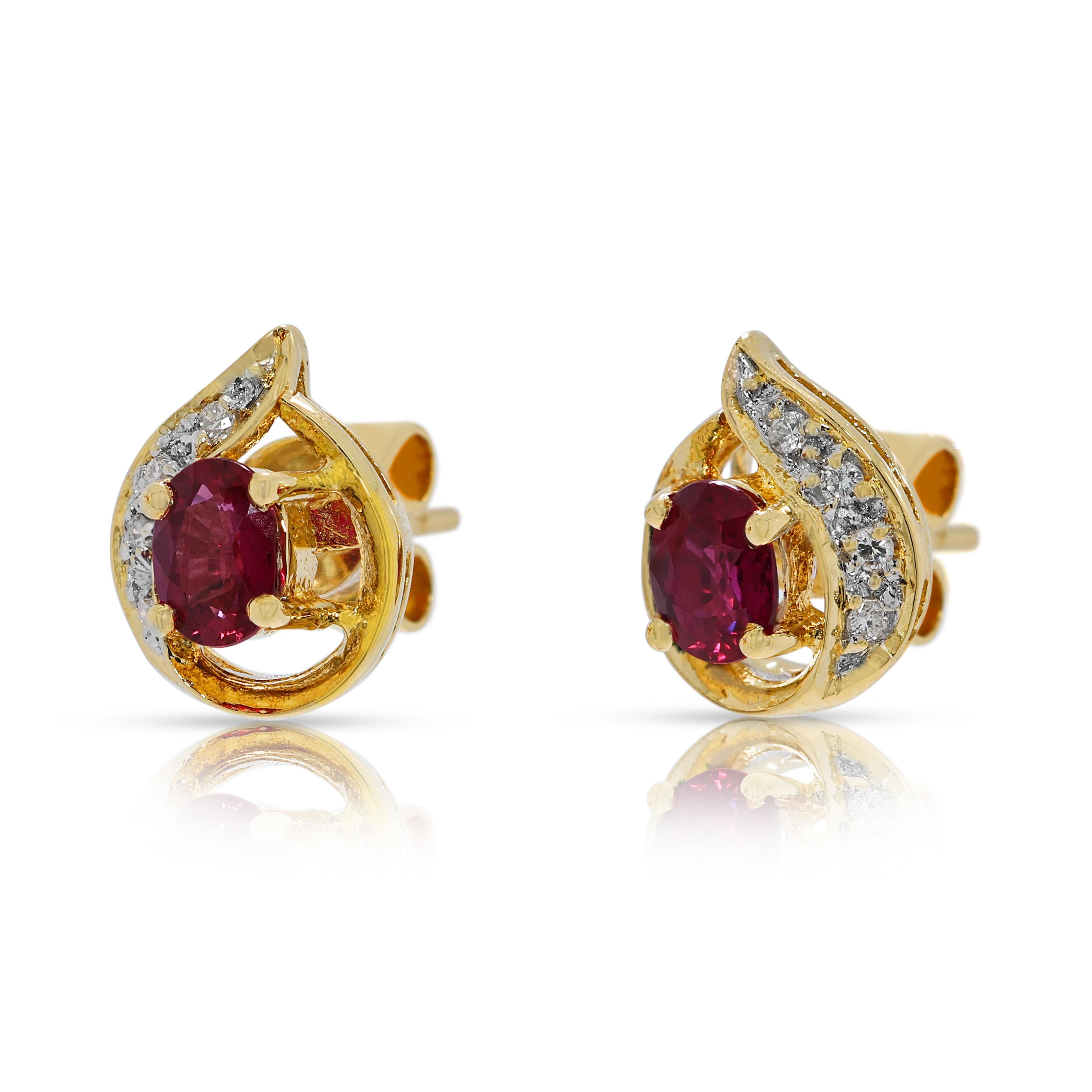 Stunning 0.46ct Ruby & Diamond Stud Earrings in 18K Yellow Gold Excellent état - En vente à רמת גן, IL