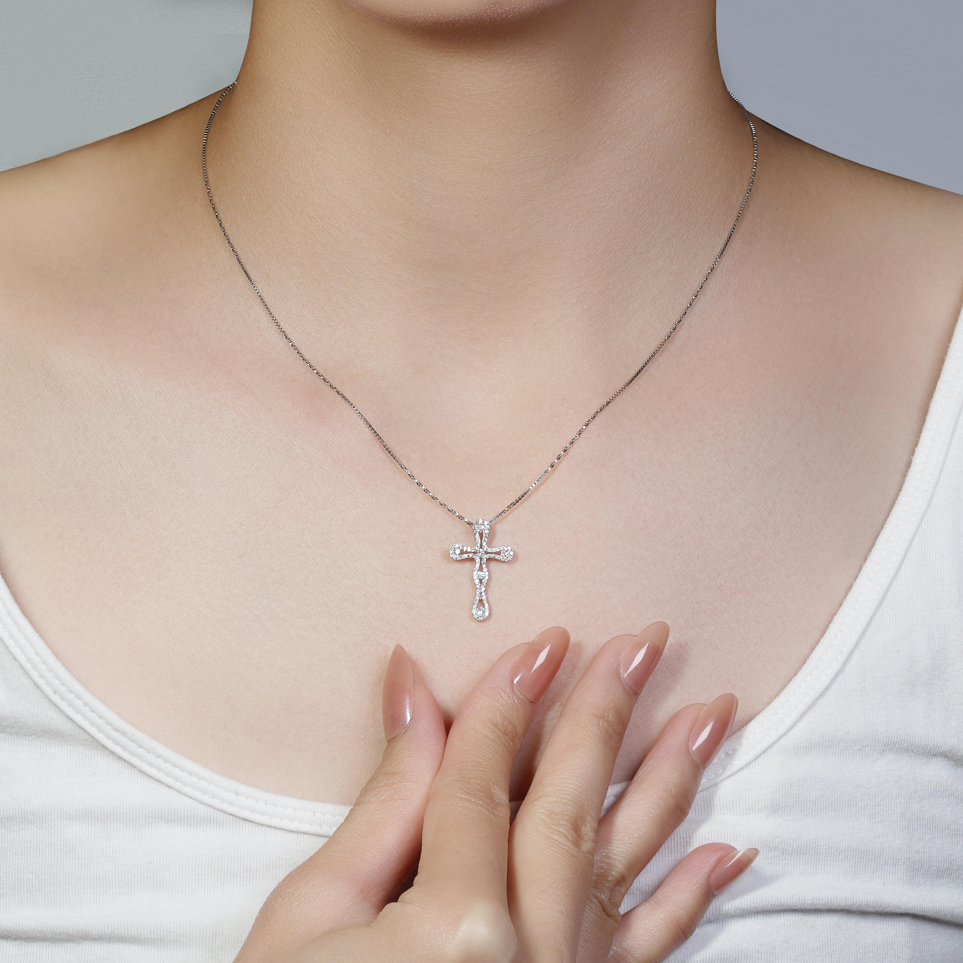 Ce magnifique pendentif en or blanc 18 carats est orné de 79 diamants ronds de taille brillant d'un poids total en carats de 0,48 ct. De couleur G et de pureté VS, les diamants brillent d'un éclat et d'une qualité exceptionnels. Pesant seulement
