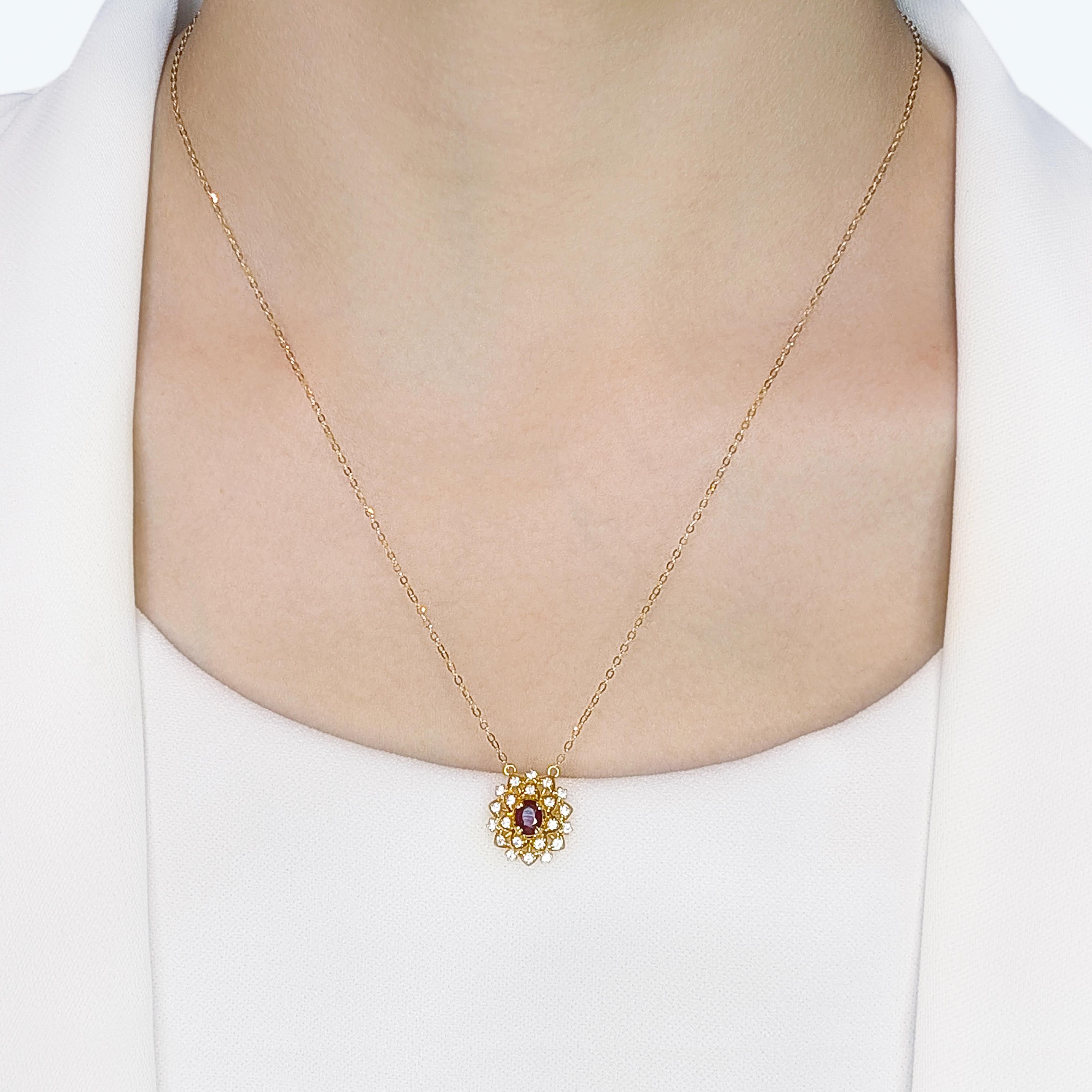 Questa squisita collana emana un'eleganza senza tempo, mescolando elementi vibranti e delicati con una maestria artigianale. Il cuore è costituito da uno splendido rubino ovale di 0,17 carati, la cui ricca tonalità rossa simboleggia la passione e la
