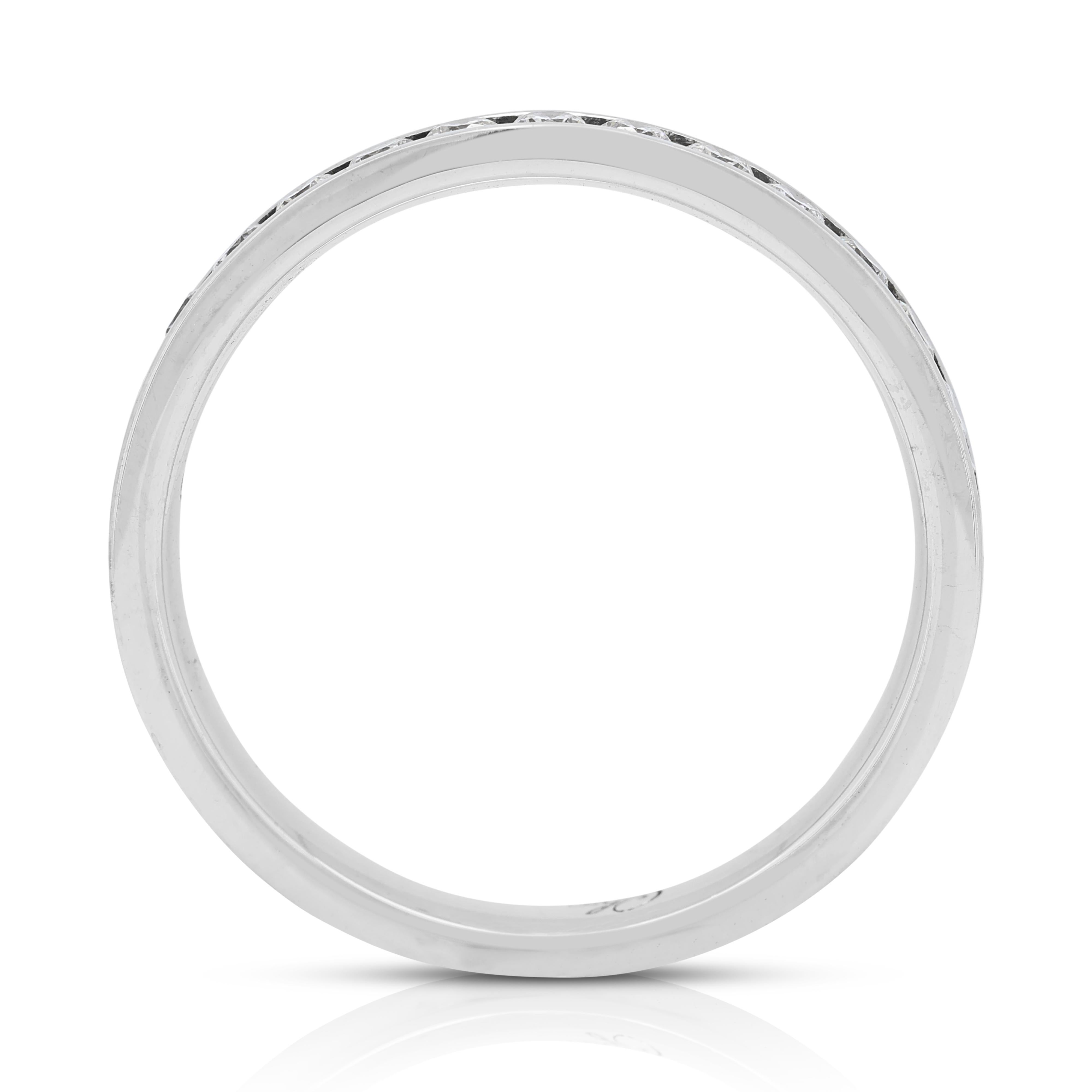 Stupendo anello a fascia con diamanti da 0,55 carati in oro bianco 18 carati in vendita 1