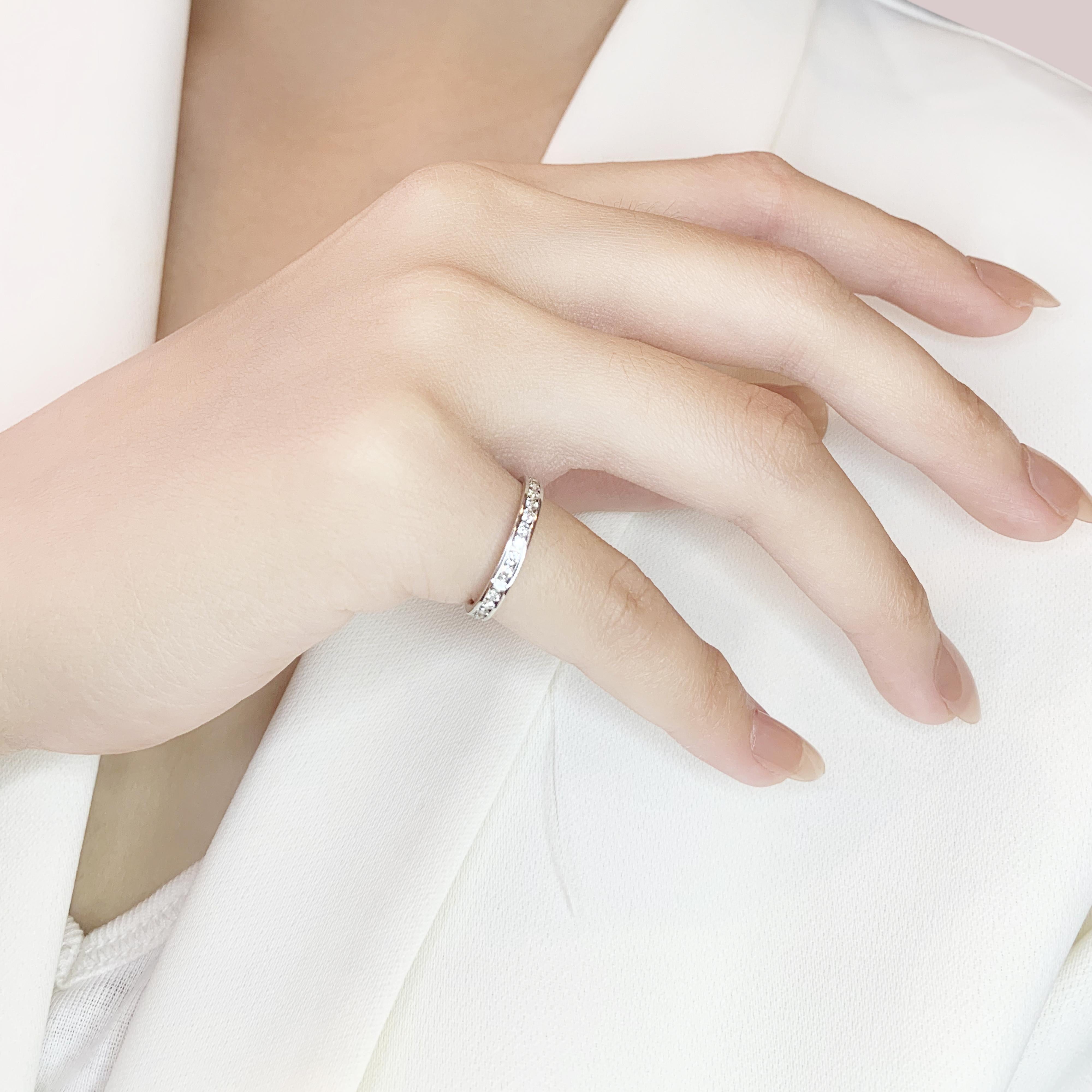 Stupendo anello a fascia con diamanti da 0,55 carati in oro bianco 18 carati in vendita 2