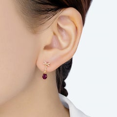 Superbes boucles d'oreilles pendantes en or jaune 18K serties de rubis et de diamants naturels d'une valeur de 0,57ct