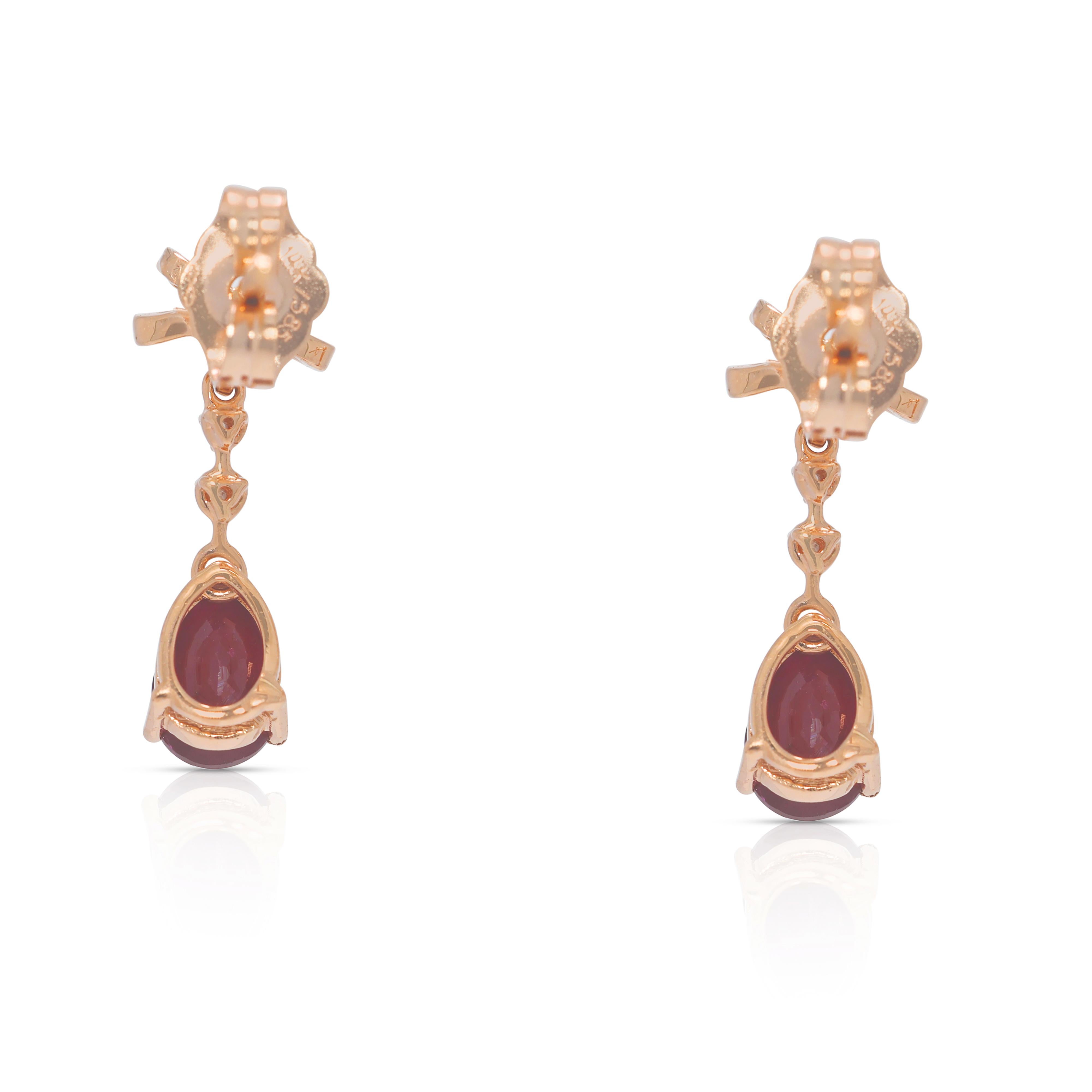 Impresionantes pendientes colgantes de oro amarillo de 18 quilates con rubí y diamantes naturales de 0,57 quilates en venta 1
