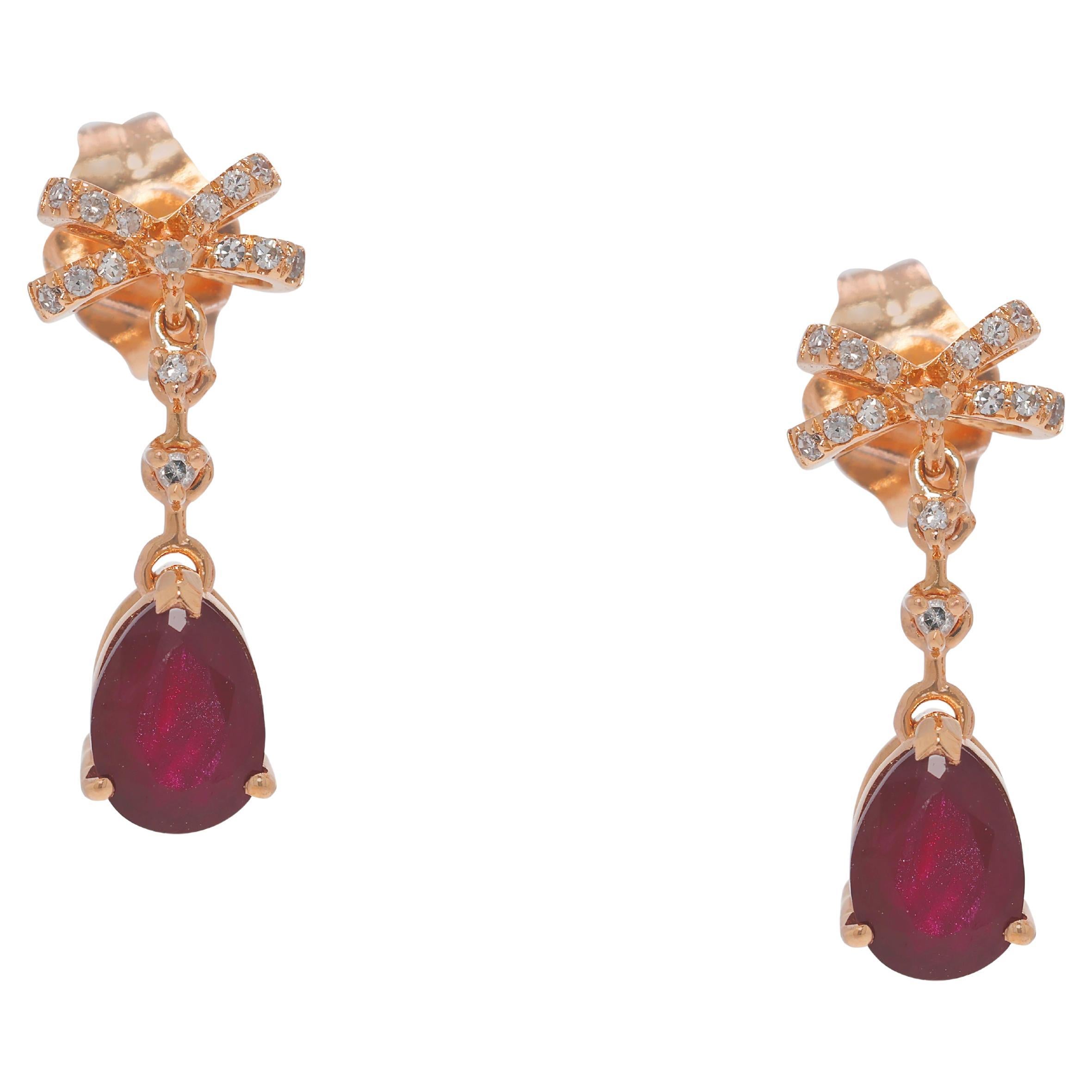 Impresionantes pendientes colgantes de oro amarillo de 18 quilates con rubí y diamantes naturales de 0,57 quilates en venta