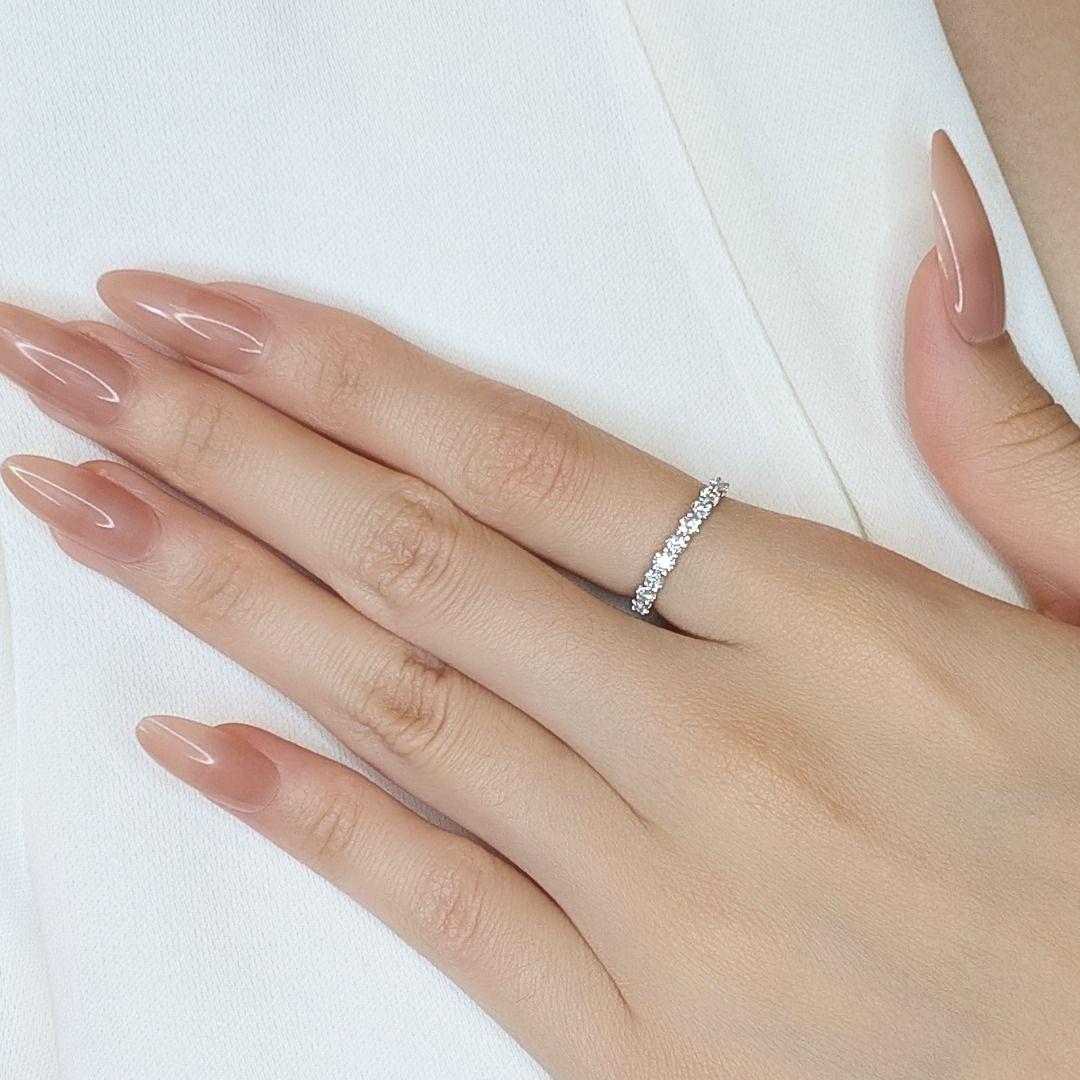 Este sofisticado anillo desprende encanto atemporal, elaborado en exquisito oro blanco de 18 quilates para un acabado elegante y duradero. La pieza central presenta 9 diamantes naturales con un peso total en quilates de 0,5 ct, cada uno de ellos