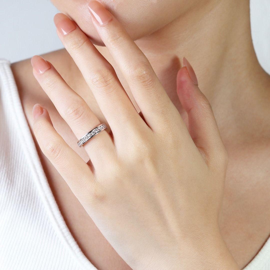 Ti presentiamo il nostro squisito anello in oro bianco 18 carati ornato da dieci diamanti naturali tondi brillanti mozzafiato. Ciascun diamante, scelto meticolosamente per la sua eccezionale qualità, vanta un'incredibile gradazione di colore E-F e