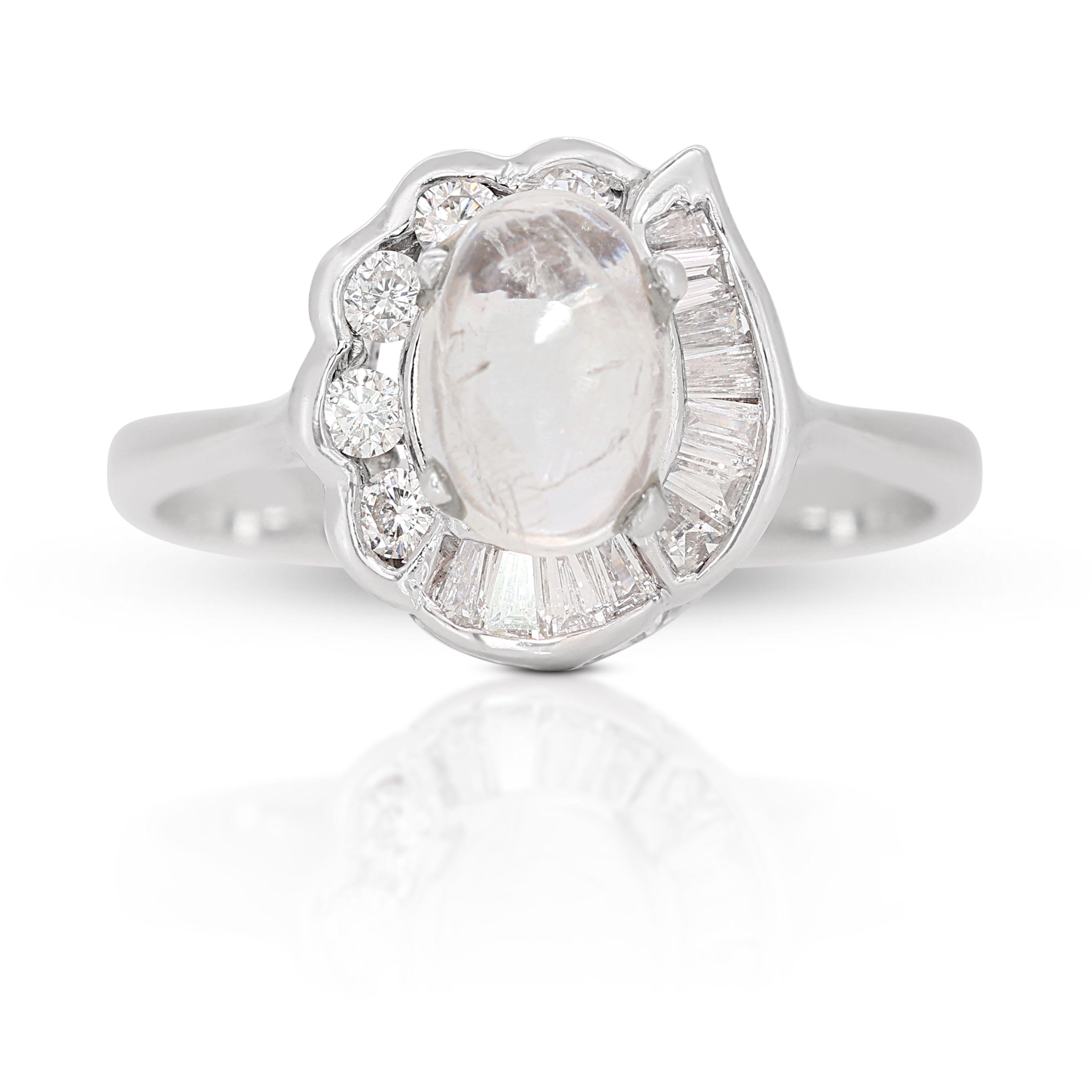 Taille ronde Superbe bague en pierre de lune de 0,60 carat avec diamants latéraux en vente