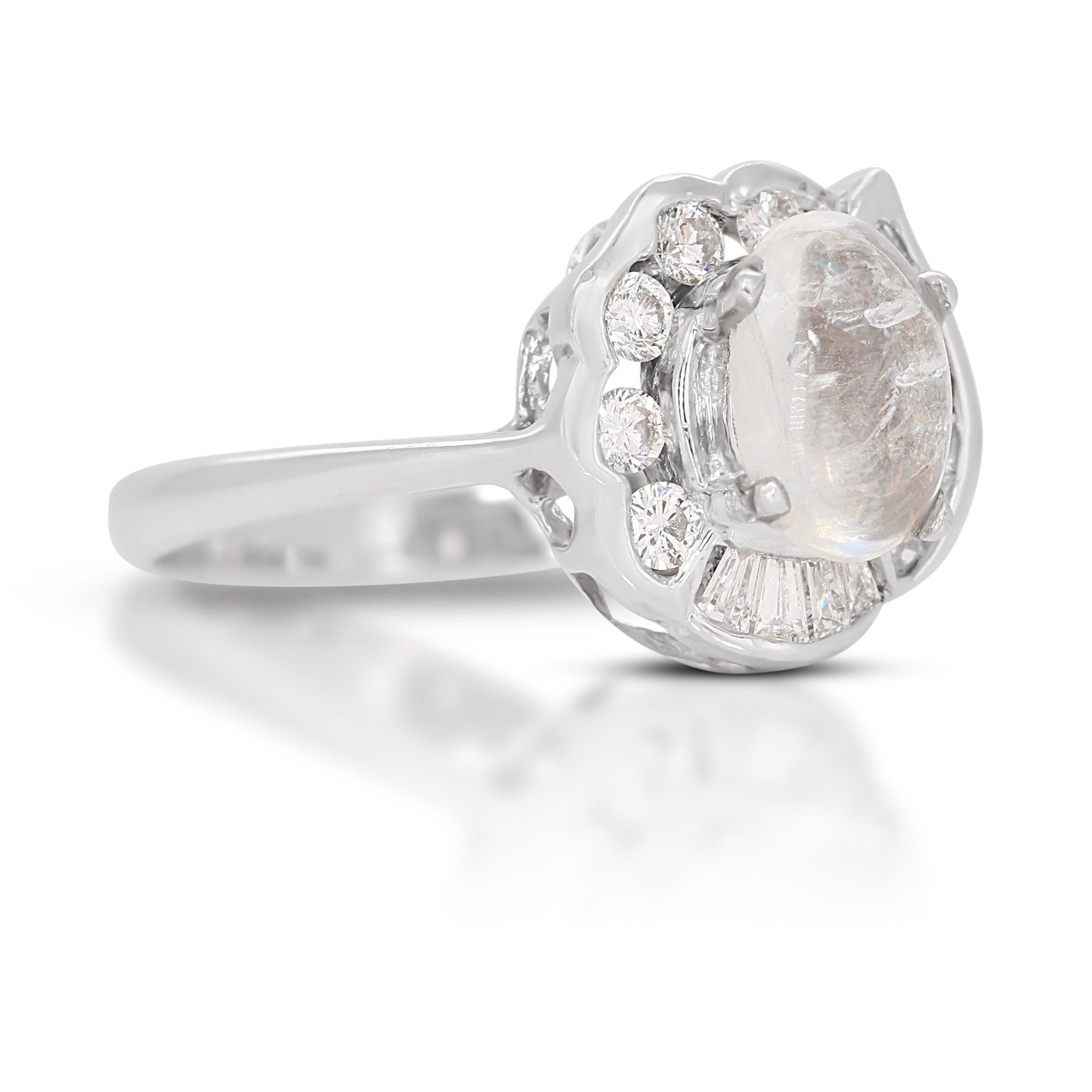 Superbe bague en pierre de lune de 0,60 carat avec diamants latéraux Excellent état - En vente à רמת גן, IL
