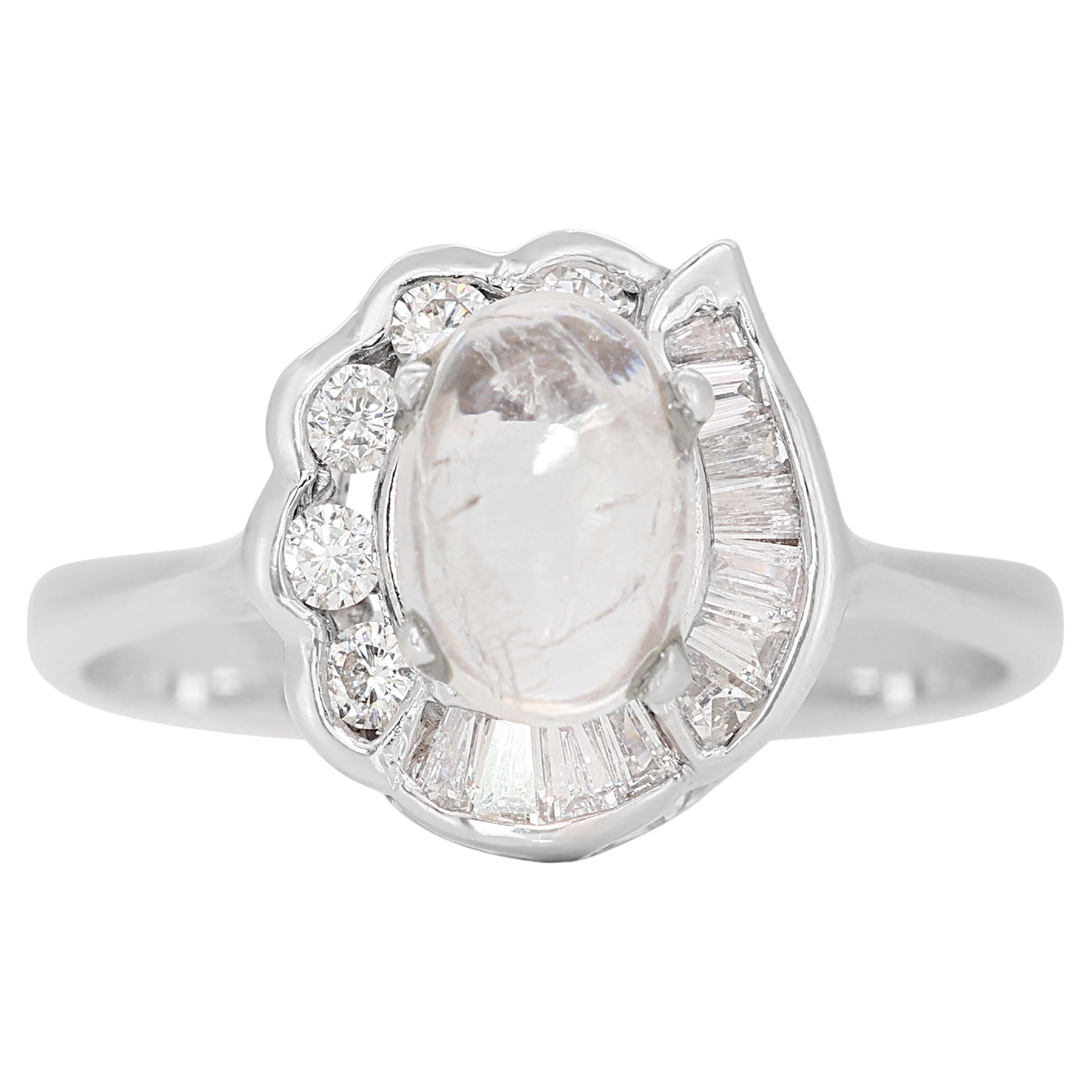Superbe bague en pierre de lune de 0,60 carat avec diamants latéraux en vente