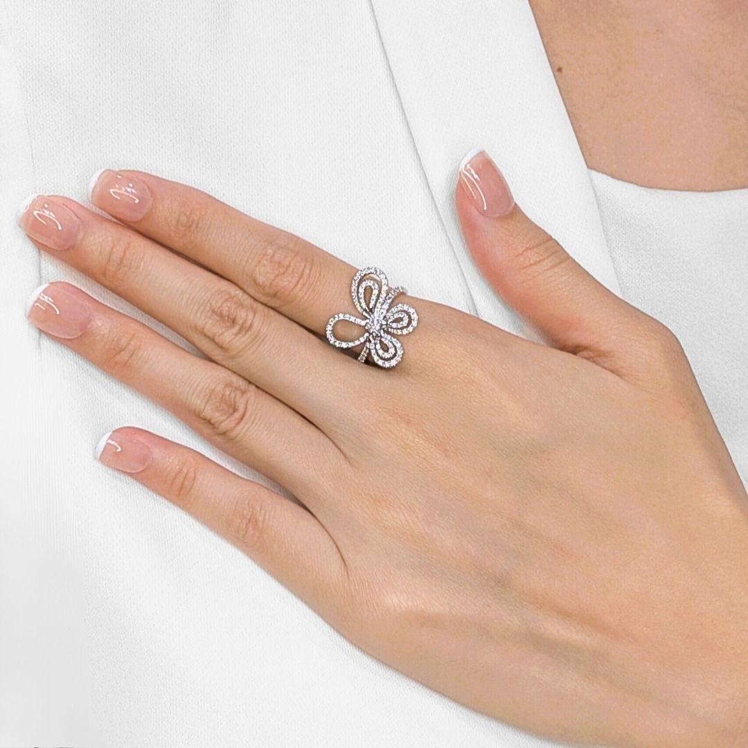 Découvrez un savoir-faire artistique inégalé avec cette bague unique, jamais portée, méticuleusement réalisée en or blanc 18 carats rayonnant. En son cœur, un brillant diamant rond naturel de 0,10 carat, d'une couleur G et d'une pureté VS