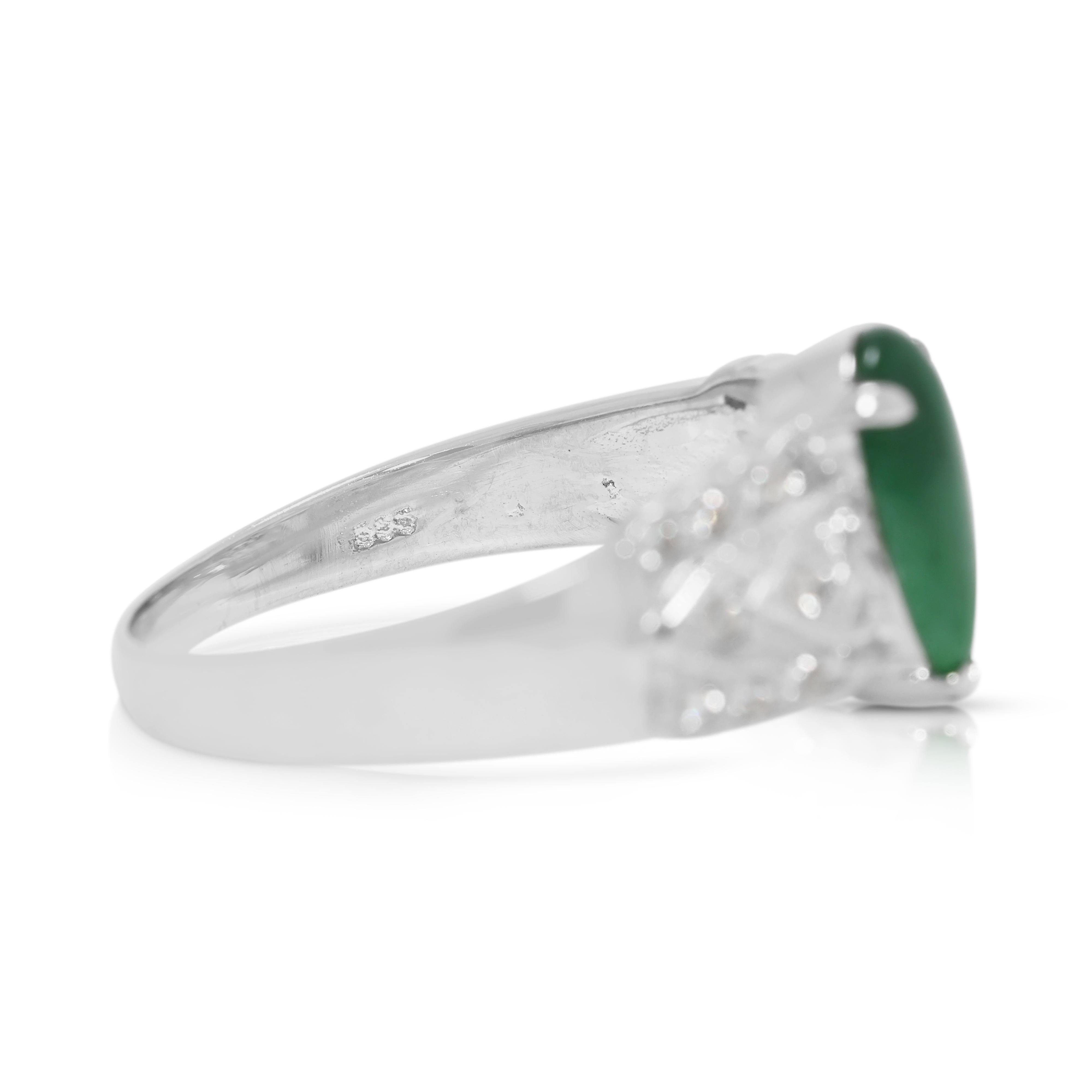 Taglio a goccia Stupendo anello di giada a forma di pera e diamanti naturali da 0,60 carati in oro bianco 14K in vendita