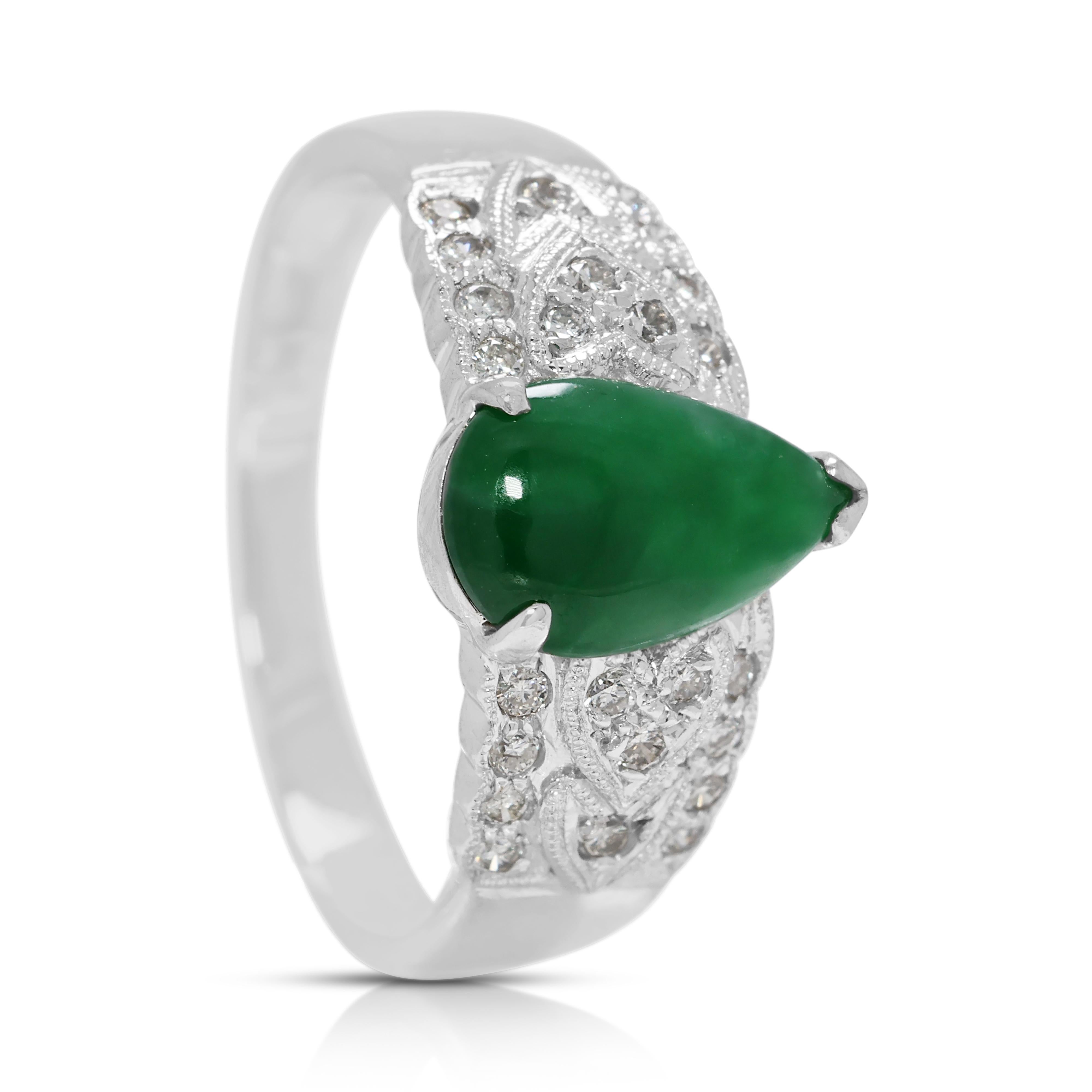 Stupendo anello di giada a forma di pera e diamanti naturali da 0,60 carati in oro bianco 14K In condizioni ottime in vendita a רמת גן, IL