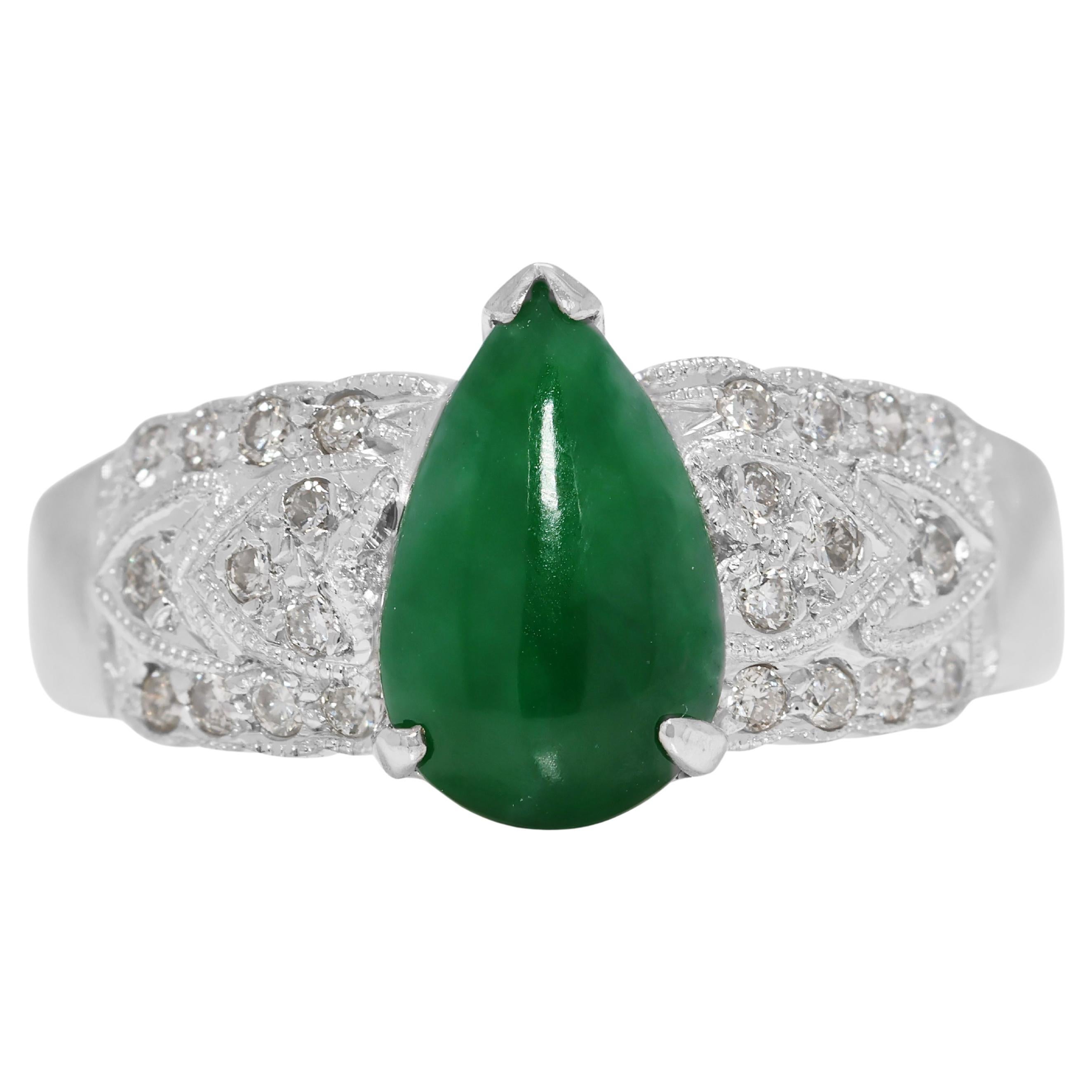 Stupendo anello di giada a forma di pera e diamanti naturali da 0,60 carati in oro bianco 14K