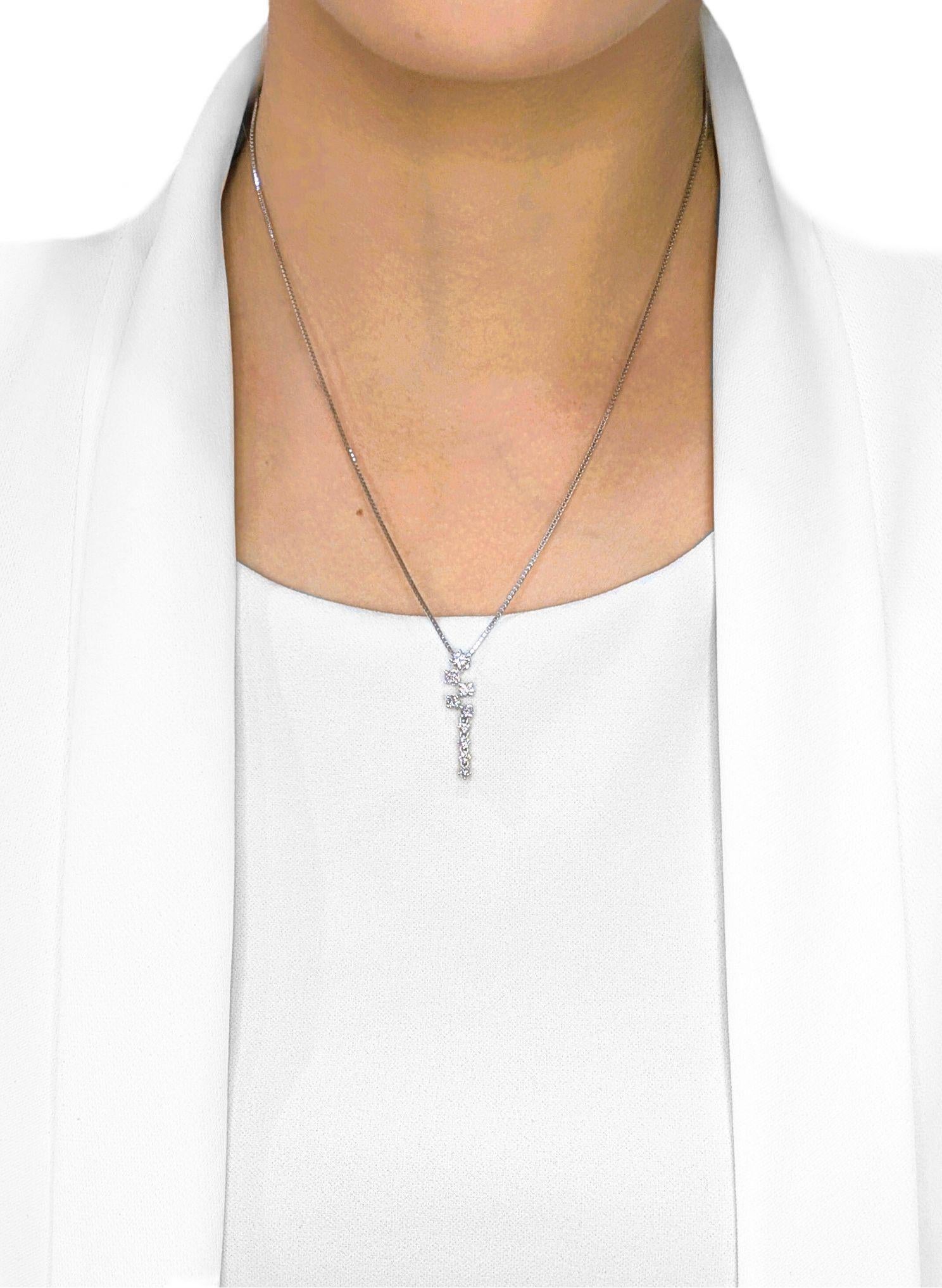 Realizzata in luminoso oro bianco 18 carati, questa collana presenta un raffinato pendente ornato da 9 diamanti naturali tondi e brillanti, per un totale di 0,61 carati. Con un colore G-H e una purezza VS, i diamanti irradiano una brillantezza
