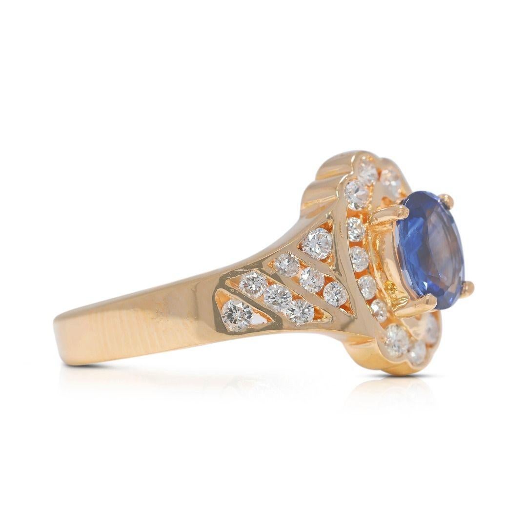 Taille ovale Superbe bague en or jaune 18 carats, saphir 0,62 carat et diamants naturels en vente