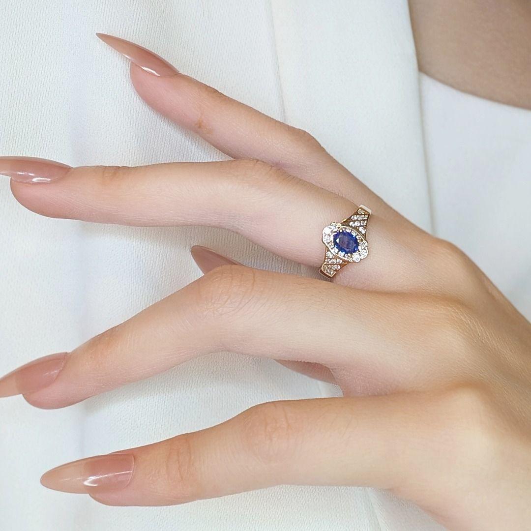 Superbe bague en or jaune 18 carats, saphir 0,62 carat et diamants naturels Pour femmes en vente