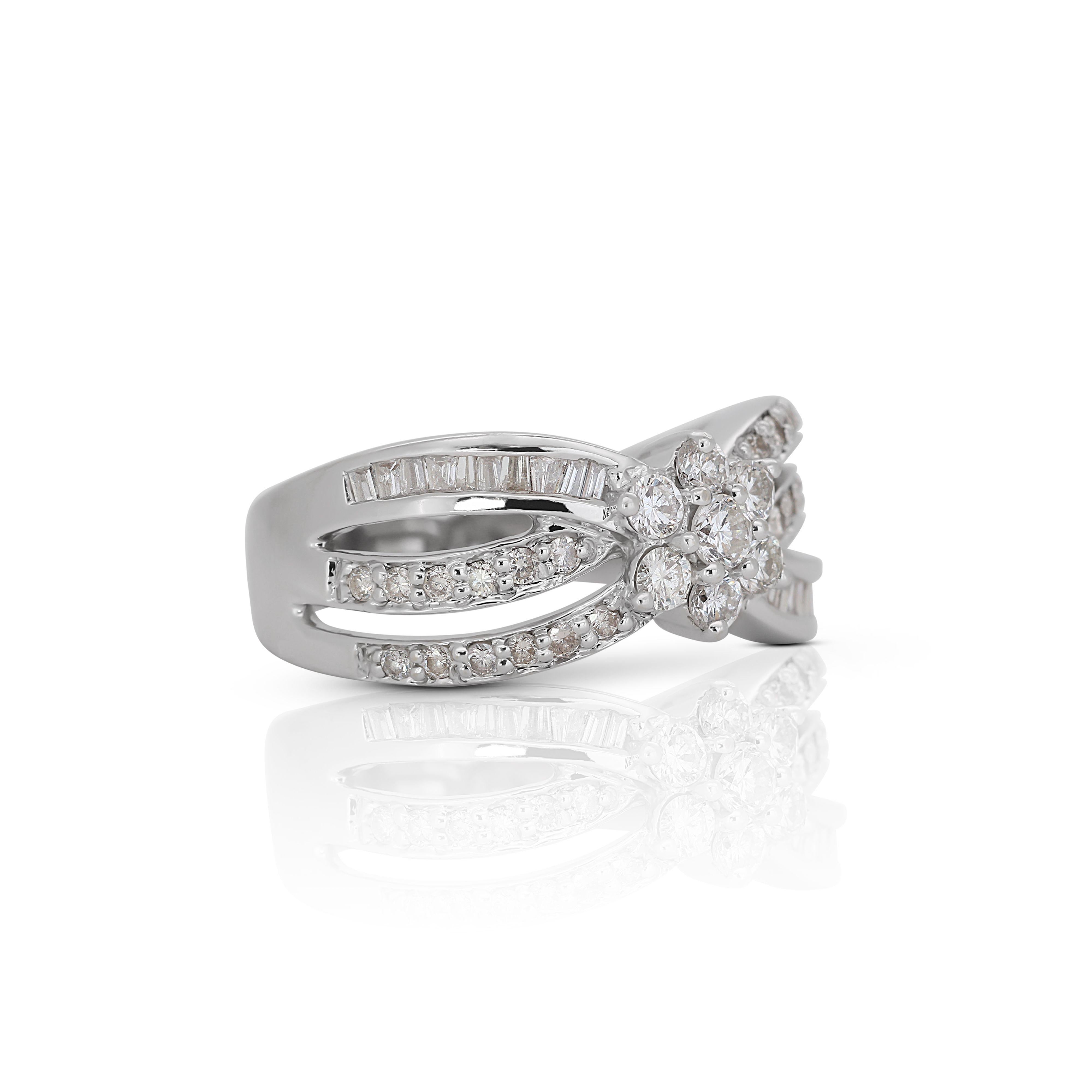 Round Cut Stunning 0.64ct Ribbon Shaped Diamond Ring For Sale