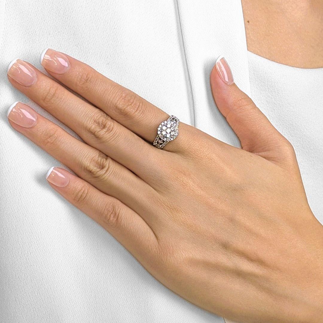 Dieser schillernde Ring ist ein echter Hingucker mit 49 natürlichen runden Brillanten mit einem Gesamtgewicht von 0,70 ct. Jeder Diamant der Farbe I und der Reinheit VS ist sorgfältig gefasst und bildet einen strahlenden Ring, der aus jedem