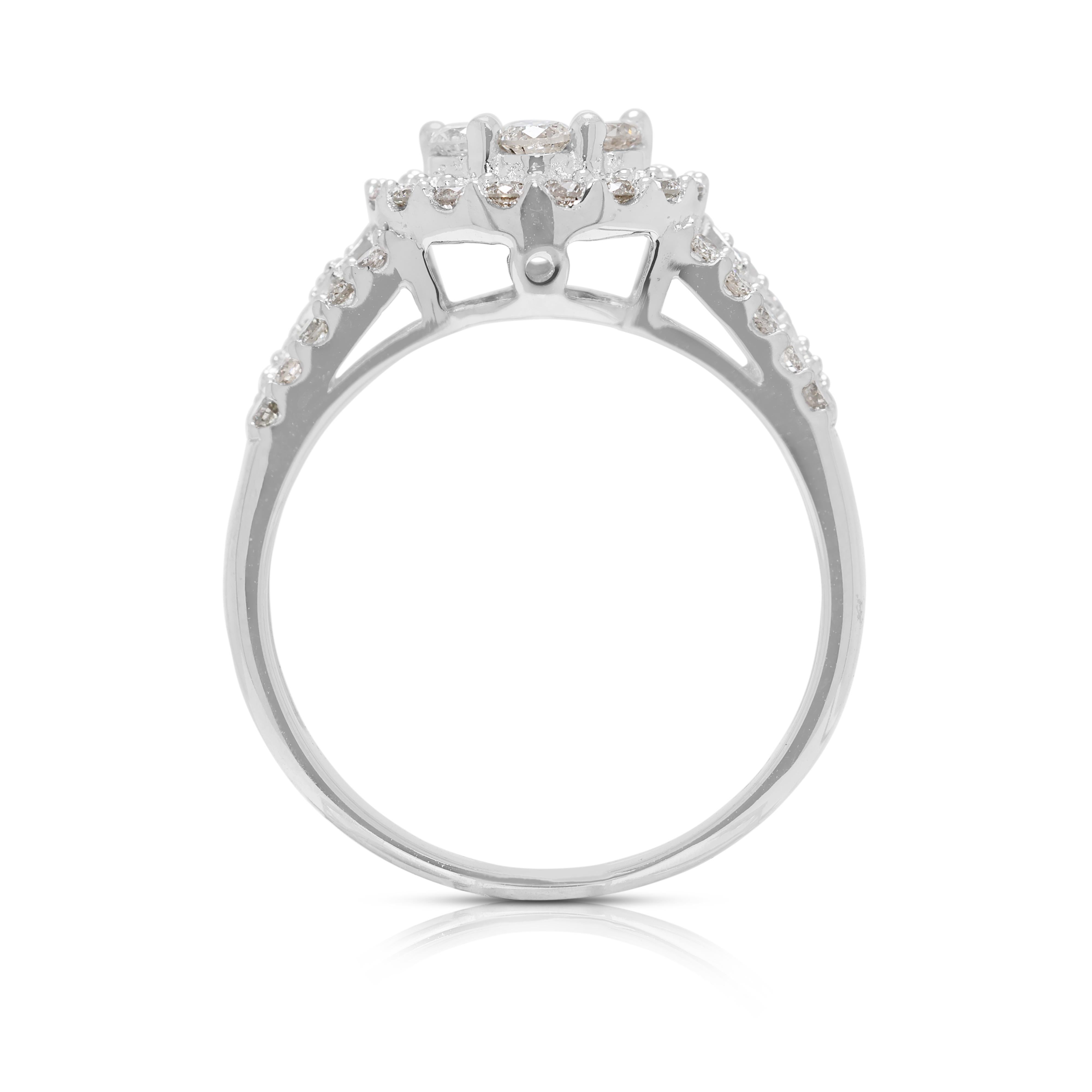 Atemberaubender 0,70ct natürlicher Diamant Cluster Halo Ring in 18K Weißgold im Angebot 2