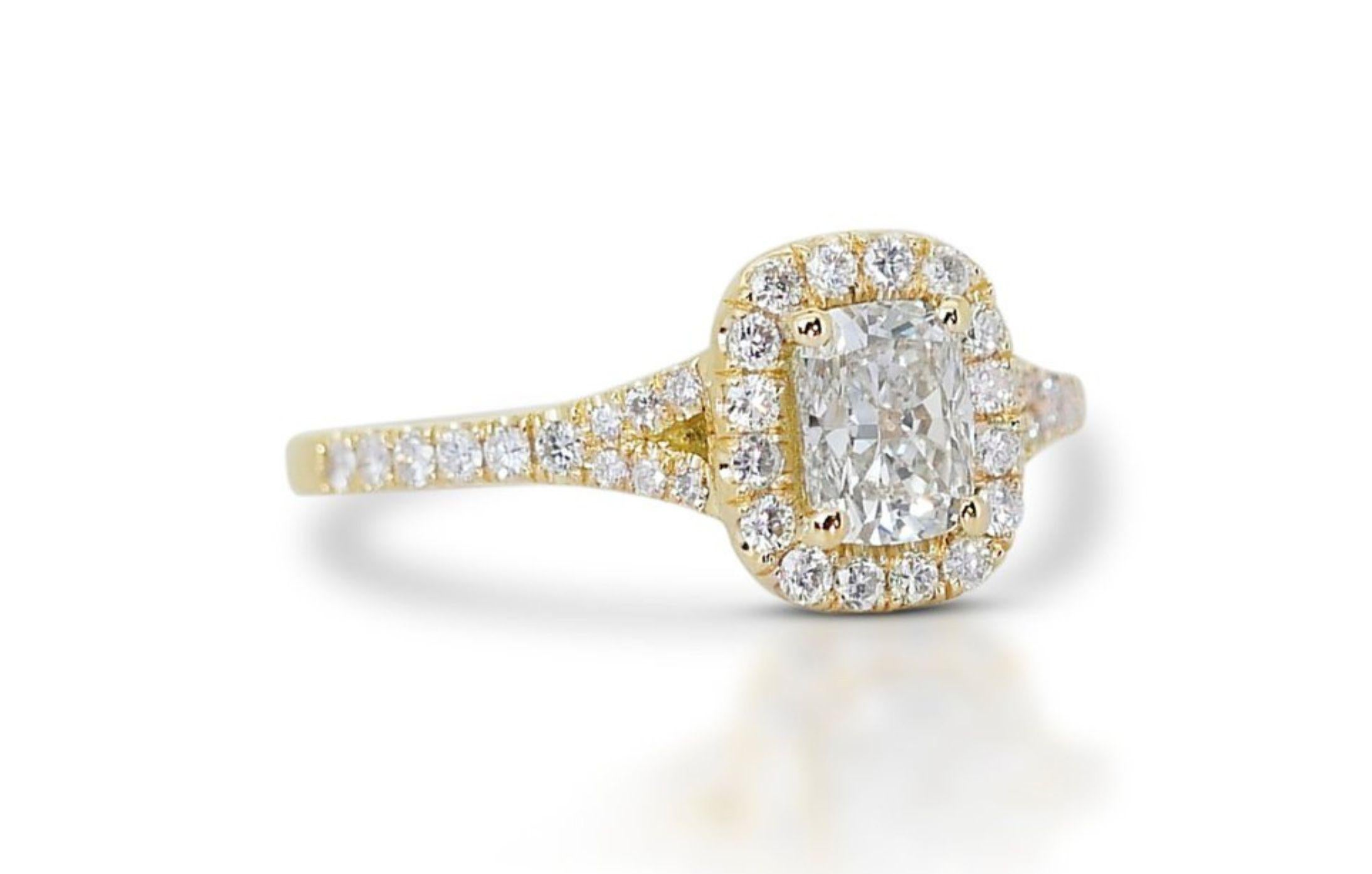 Stunning 0.75ct Cushion-cut Diamond Pave Ring in 18K Yellow Gold In New Condition In רמת גן, IL