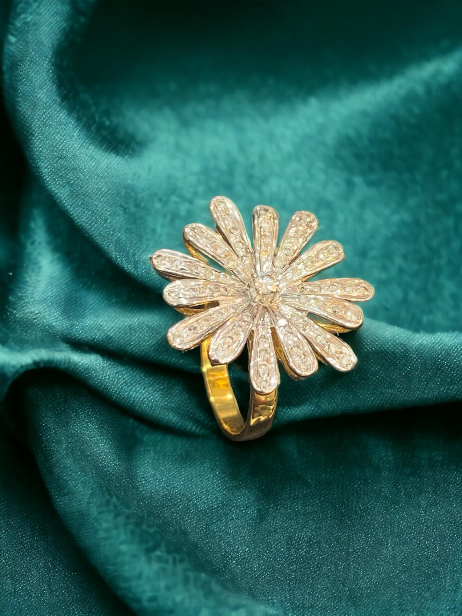 Round Cut Stunning 0.80 Cts F/VS1 Round Brilliant Cut Natural Diamonds Daisy Ring 14K Gold For Sale