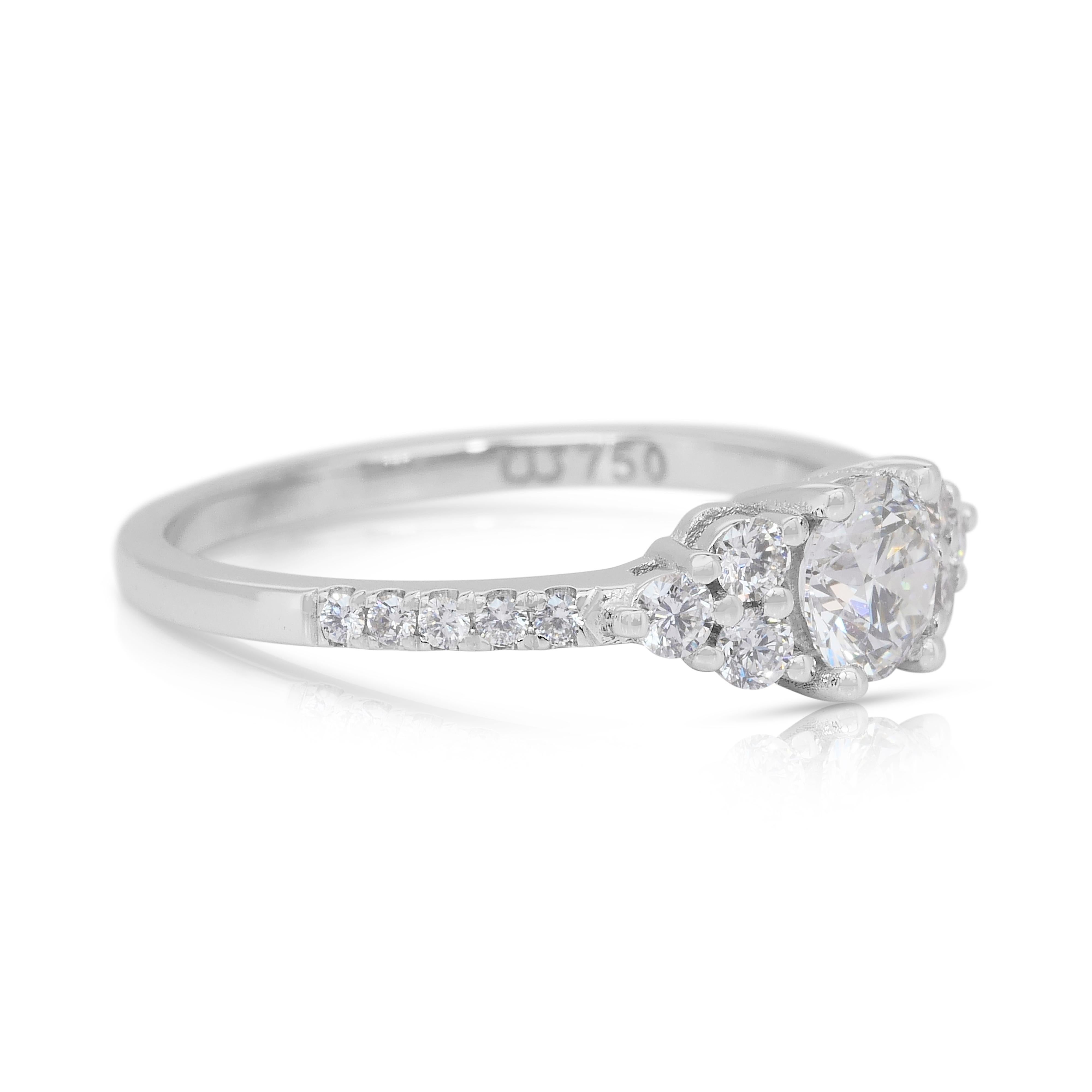 Atemberaubende 0,80ct Diamanten Pave Ring in 18k Weißgold - IGI zertifiziert

Dieser schillernde Diamantring aus 18 Karat Weißgold verbindet Eleganz mit raffinierter Brillanz. In der Mitte liegt ein runder Diamant von 0,53 ct. in außergewöhnlicher