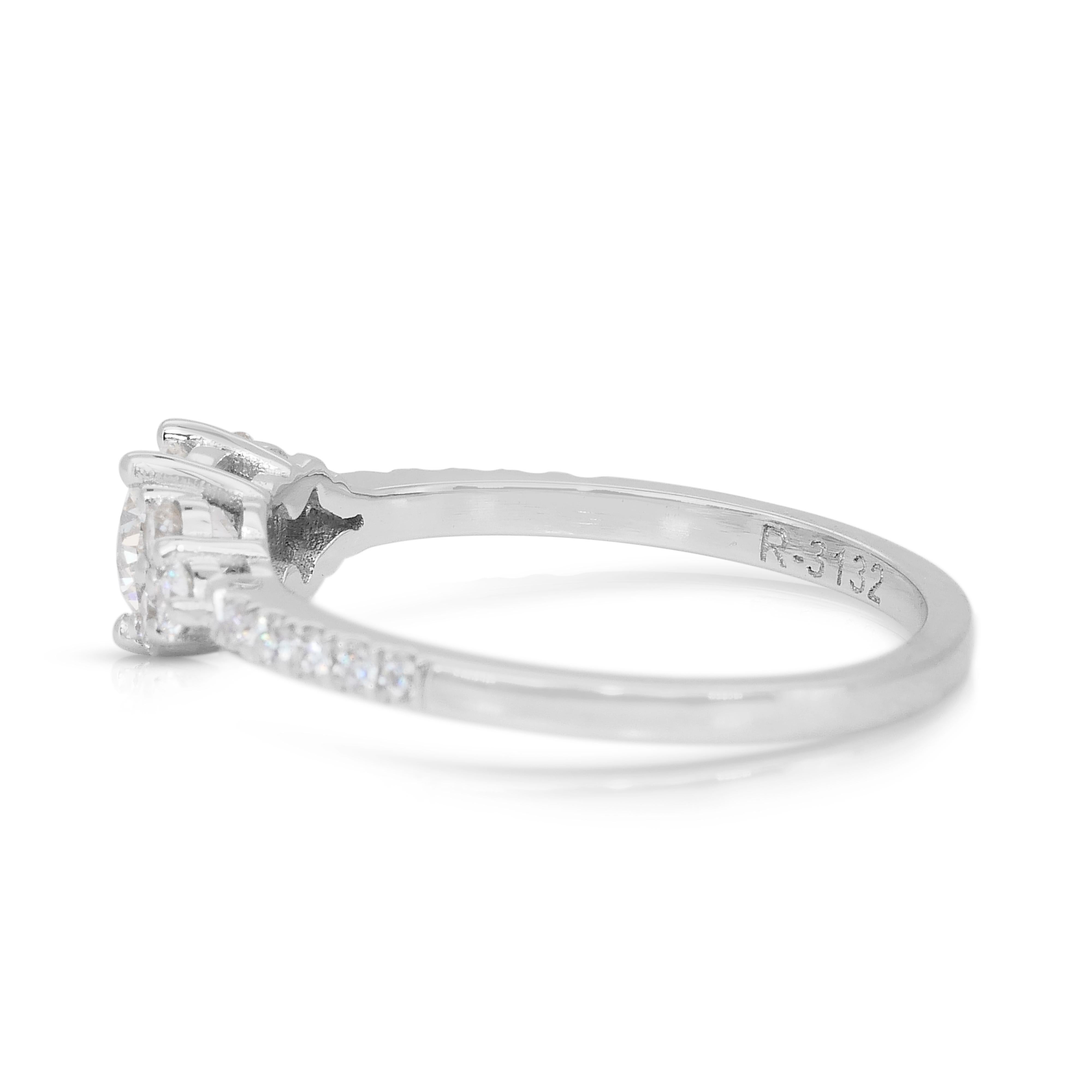 Atemberaubende 0,80ct Diamanten Pave Ring in 18k Weißgold - IGI zertifiziert im Zustand „Neu“ im Angebot in רמת גן, IL