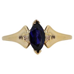 Stupendo anello a tre pietre con zaffiro e diamanti da 0,81 carati in oro giallo 10 carati