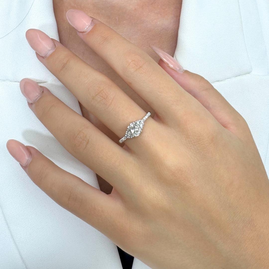Whiting bague en or blanc 18k avec 0.83ct de diamants - certifié IGI

Cette magnifique bague en or blanc 18k met en valeur un éblouissant diamant de 0,60ct de taille ovale en son centre. Eleg avec 16 diamants ronds d'un total de 0,23 ct, il offre un