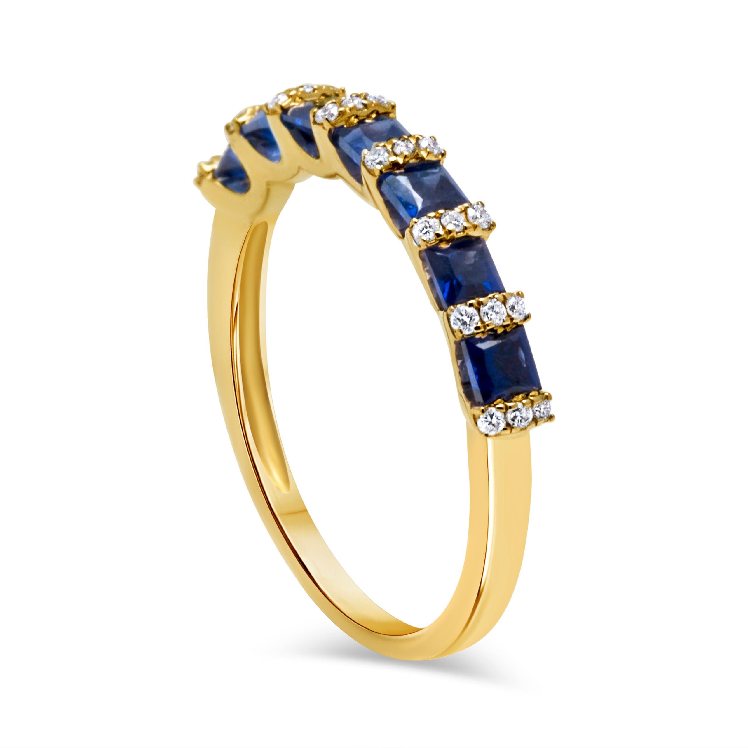 Anello fashion realizzato in oro giallo 14 carati, con al centro un vibrante zaffiro quadrato da 0,84 carati con taglio a smeraldo. Lo zaffiro è circondato da 24 diamanti blu rotondi per un totale di 0,11 carati, con una classificazione di purezza