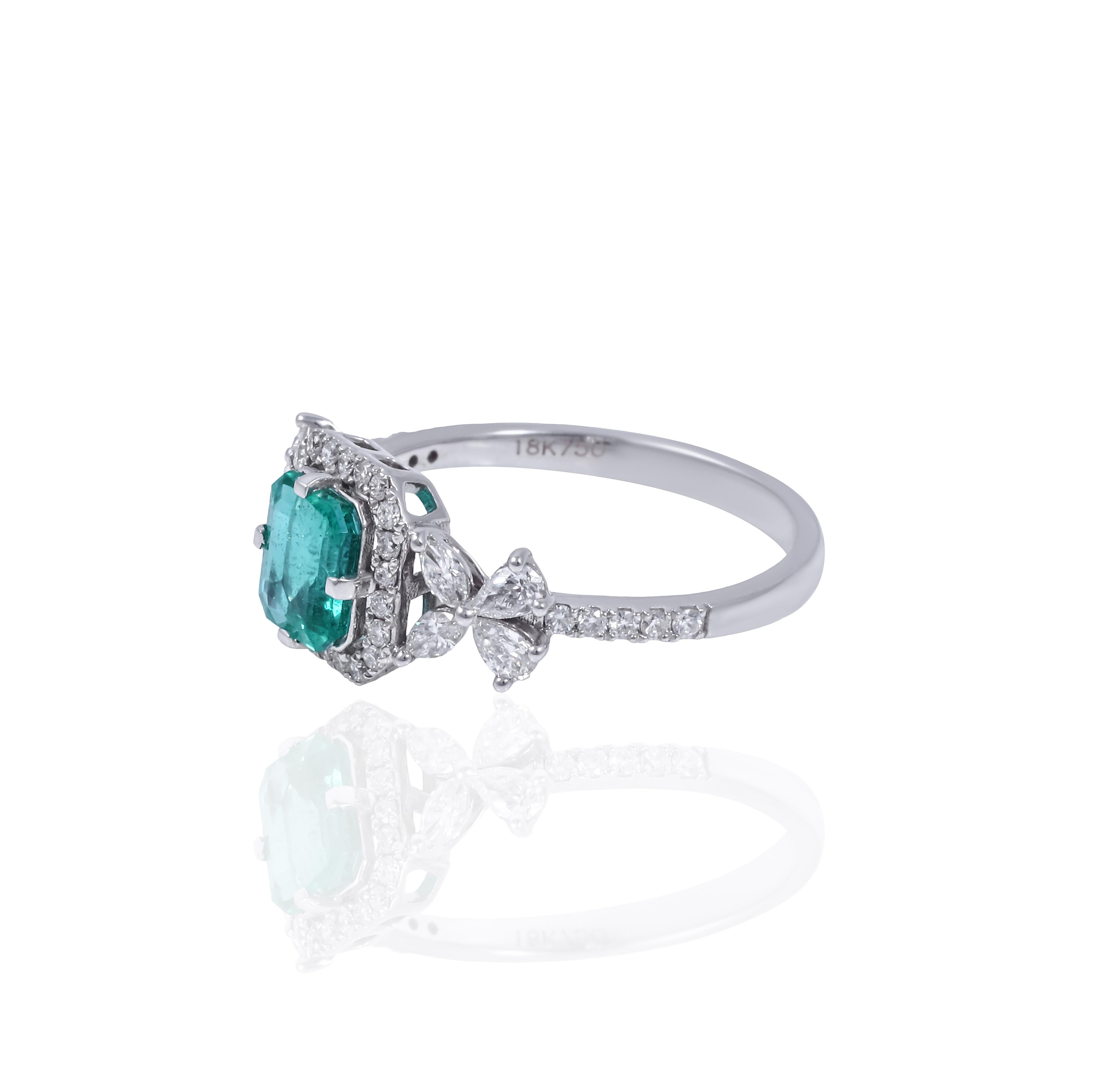 Wir stellen Ihnen unseren Smaragdring aus Sambia vor, der aus 18 Karat Weißgold gefertigt ist. Dieser elegante Ring enthält einen leuchtenden sambischen Smaragd von 0,87 Karat, der für seine satte grüne Farbe bekannt ist. Der Smaragd ist keine