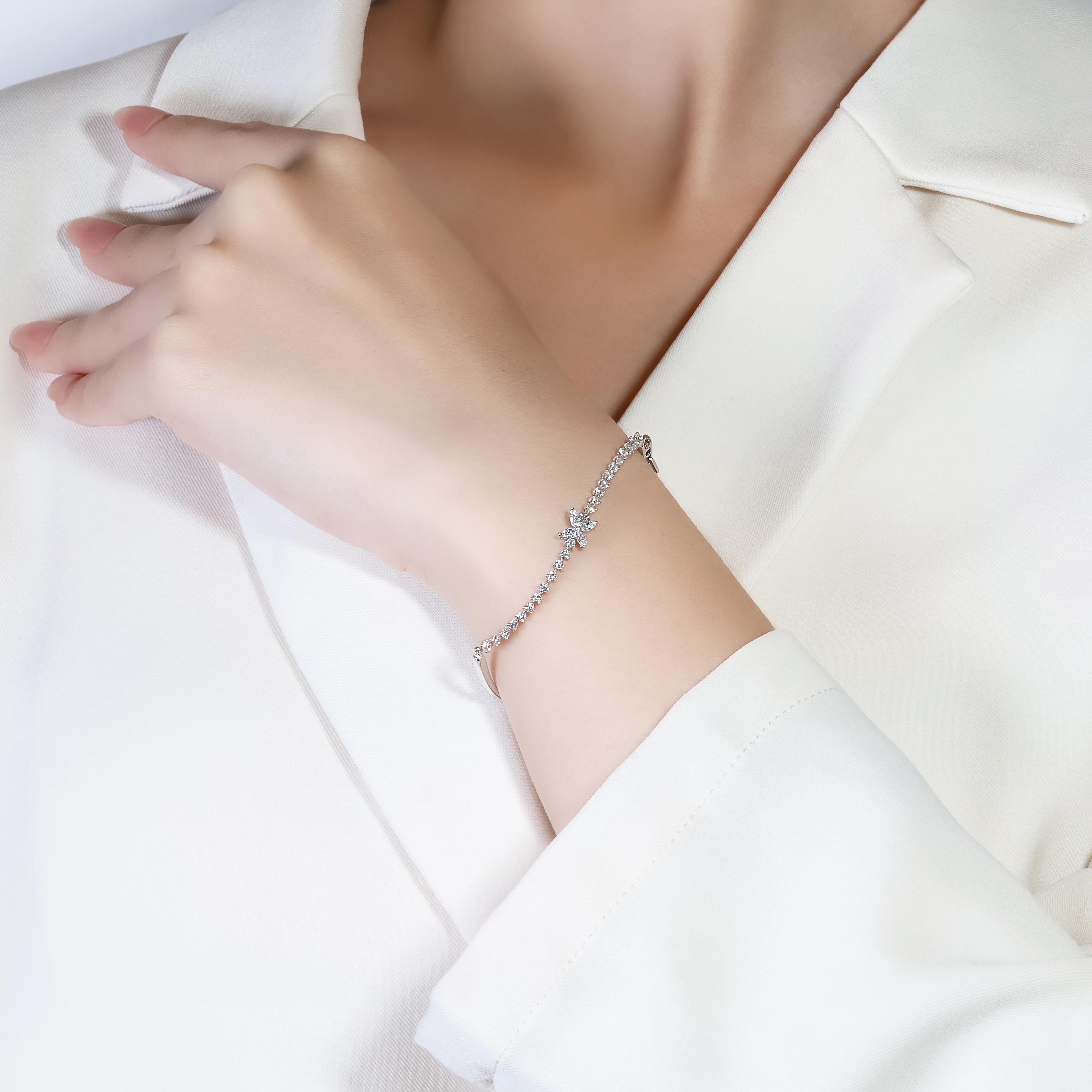 Dieses elegante Armband aus 18 Karat Weißgold präsentiert vier Diamanten im Marquiseschliff mit einem Gesamtgewicht von 0,29 ct., die durch 24 runde Brillanten mit einem Gesamtkaratgewicht von 0,60 ct. wunderbar ergänzt werden. Alle Diamanten sind